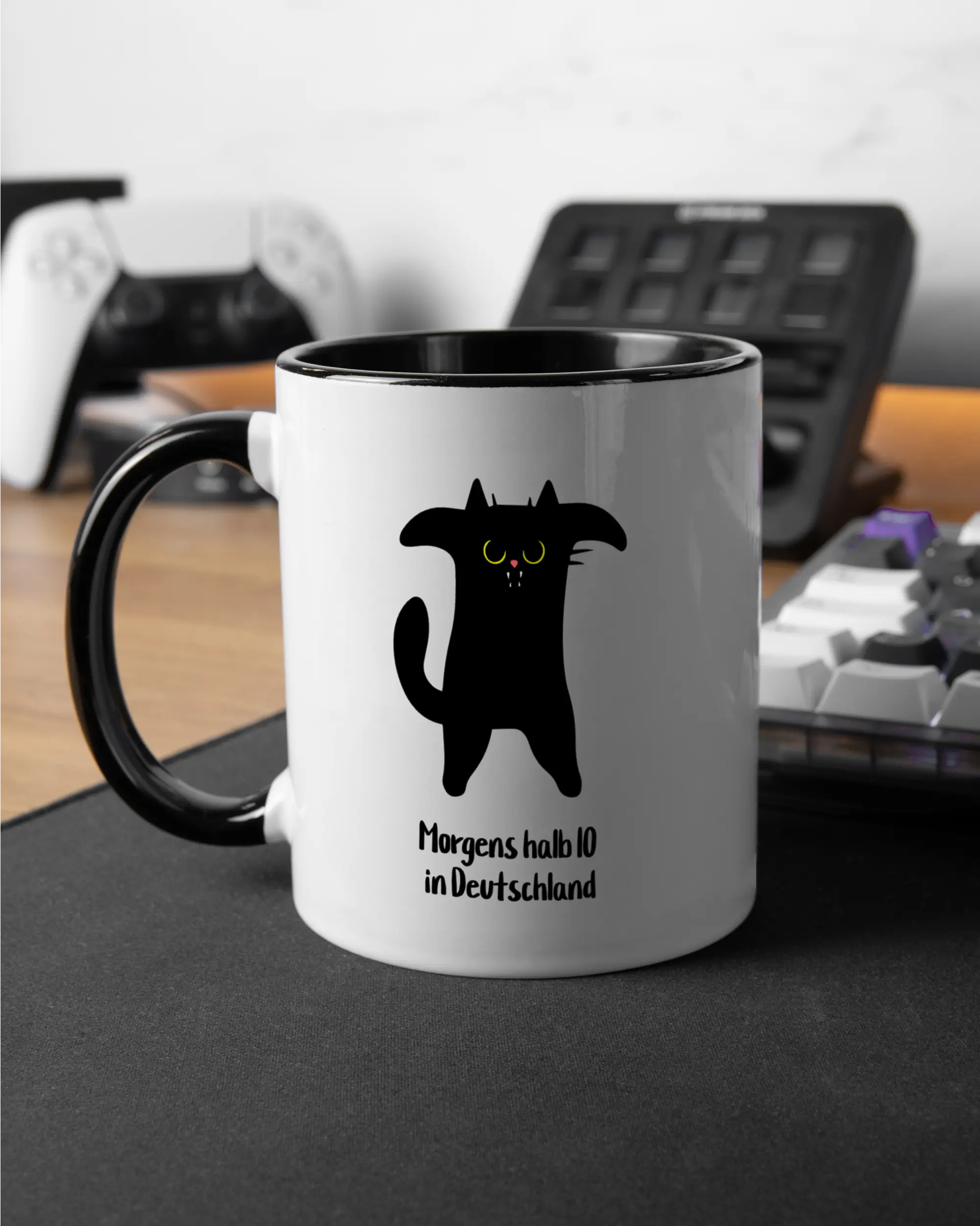 Gaming Room Aufnahme der beidseitig bedruckten Keramik Tasse von Maondo mit dem Design Guten Morgen in der Farbe Schwarz-Weiß