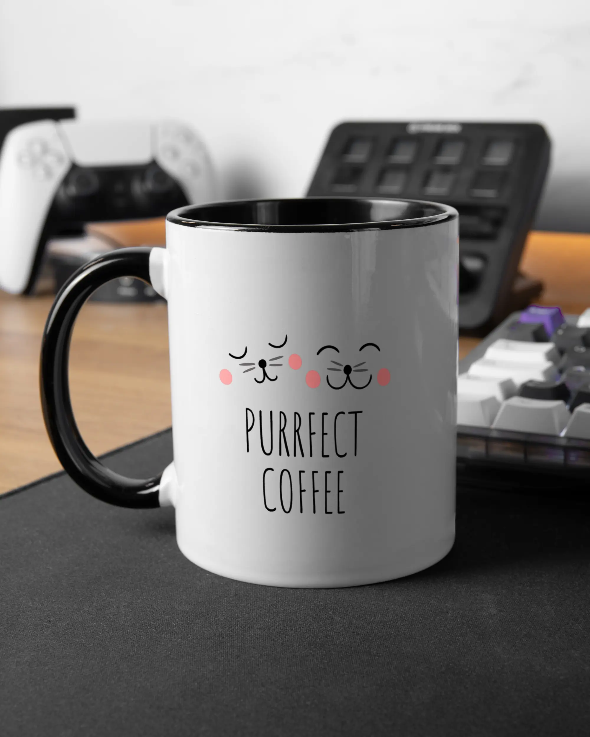 Gaming Room Aufnahme der beidseitig bedruckten Keramik Tasse von Maondo mit dem Design Purrfect Coffee in der Farbe Schwarz-Weiß