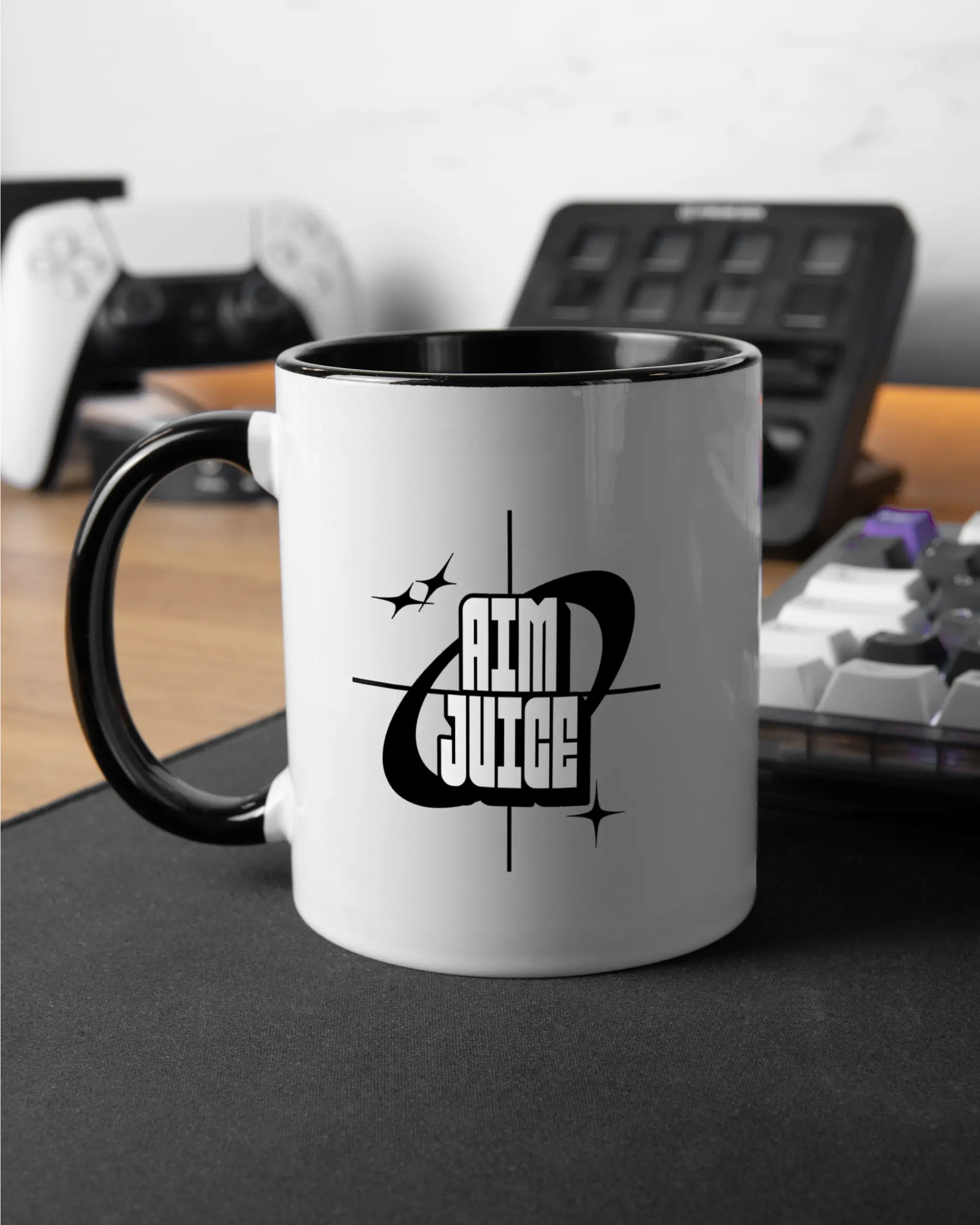 Gaming Room Aufnahme der beidseitig bedruckten Keramik Tasse von Maondo mit dem Design Aim Juice in der Farbe Schwarz-Weiß