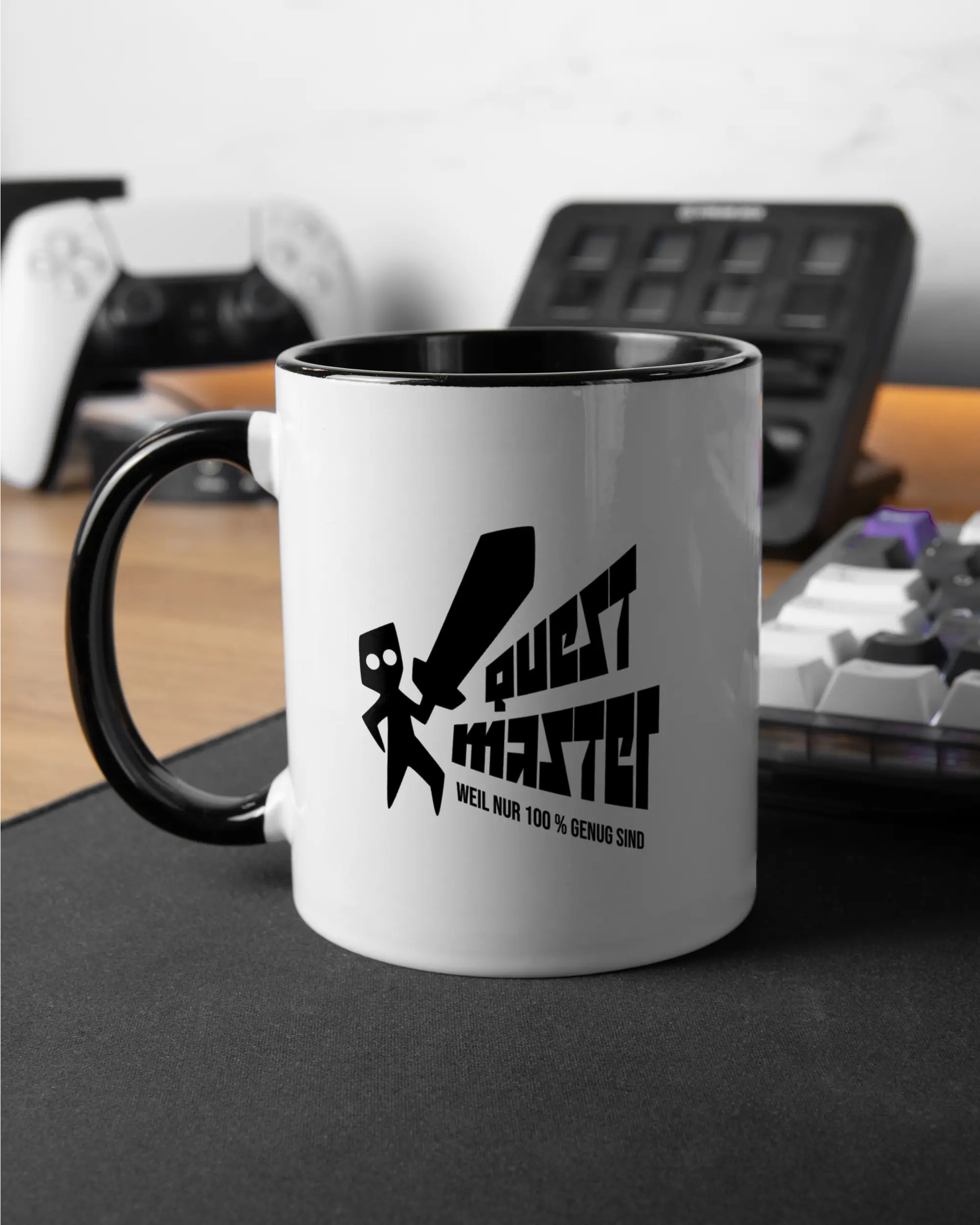Gaming Room Aufnahme der beidseitig bedruckten Keramik Tasse von Maondo mit dem Design Quest Master in der Farbe Schwarz-Weiß