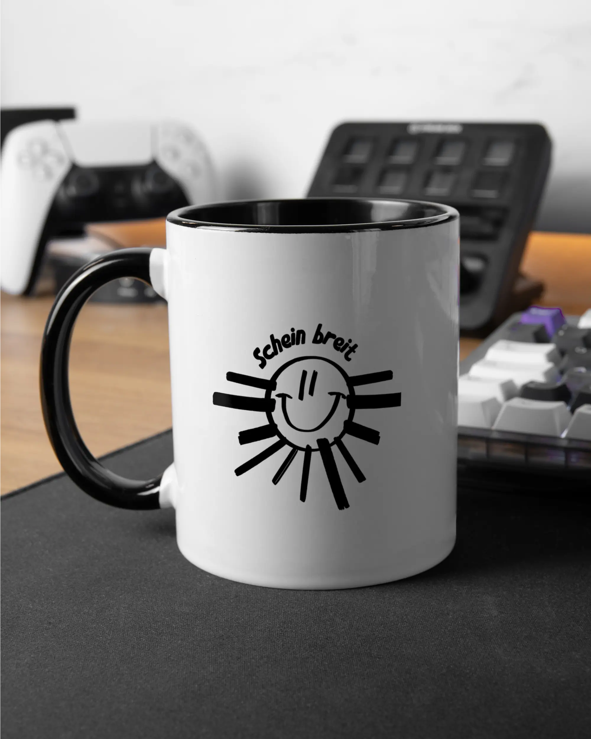 Gaming Room Aufnahme der beidseitig bedruckten Keramik Tasse von Maondo mit dem Design Schein Breit in der Farbe Schwarz-Weiß