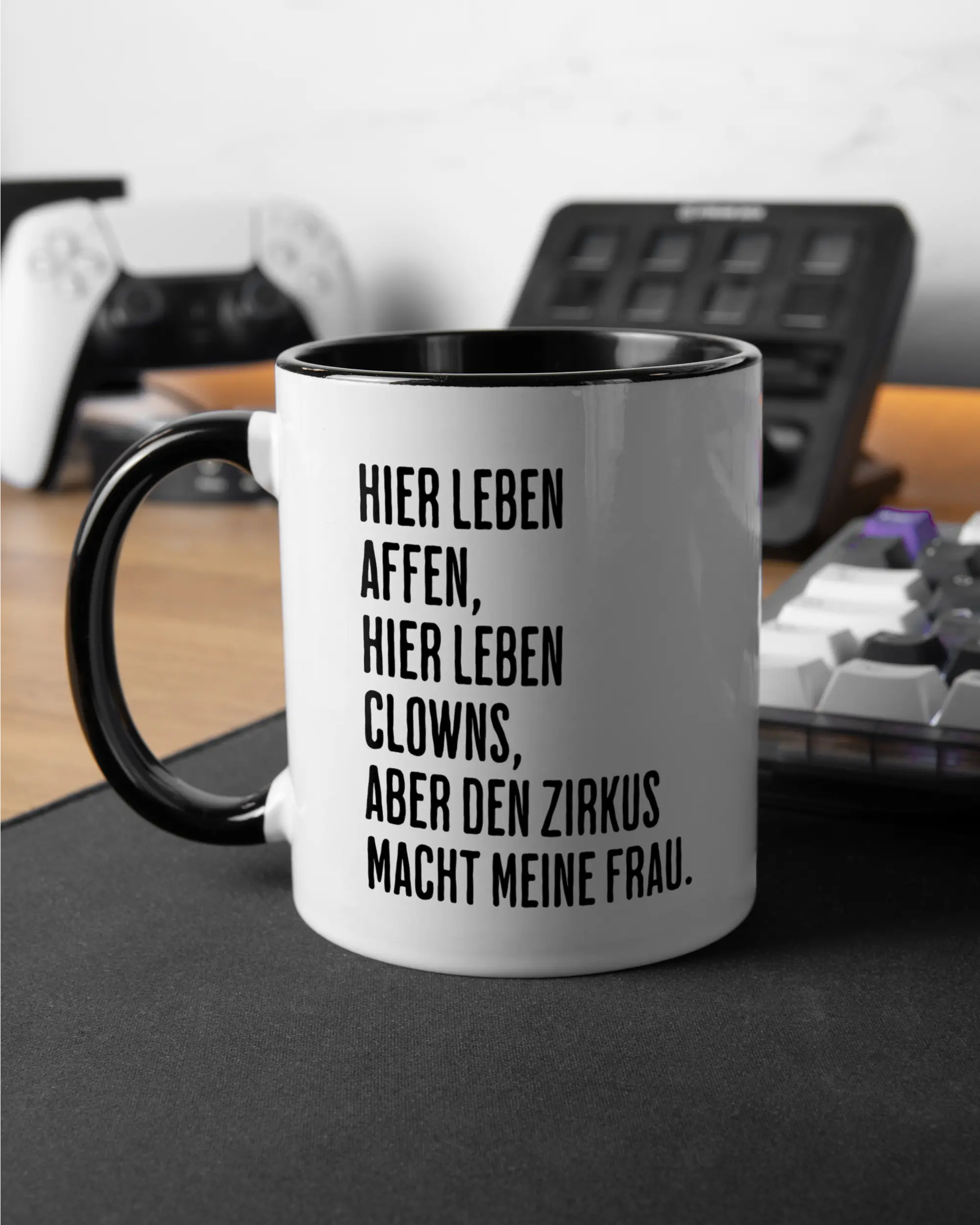 Gaming Room Aufnahme der beidseitig bedruckten Keramik Tasse von Maondo mit dem Design Affenzirkus in der Farbe Schwarz-Weiß