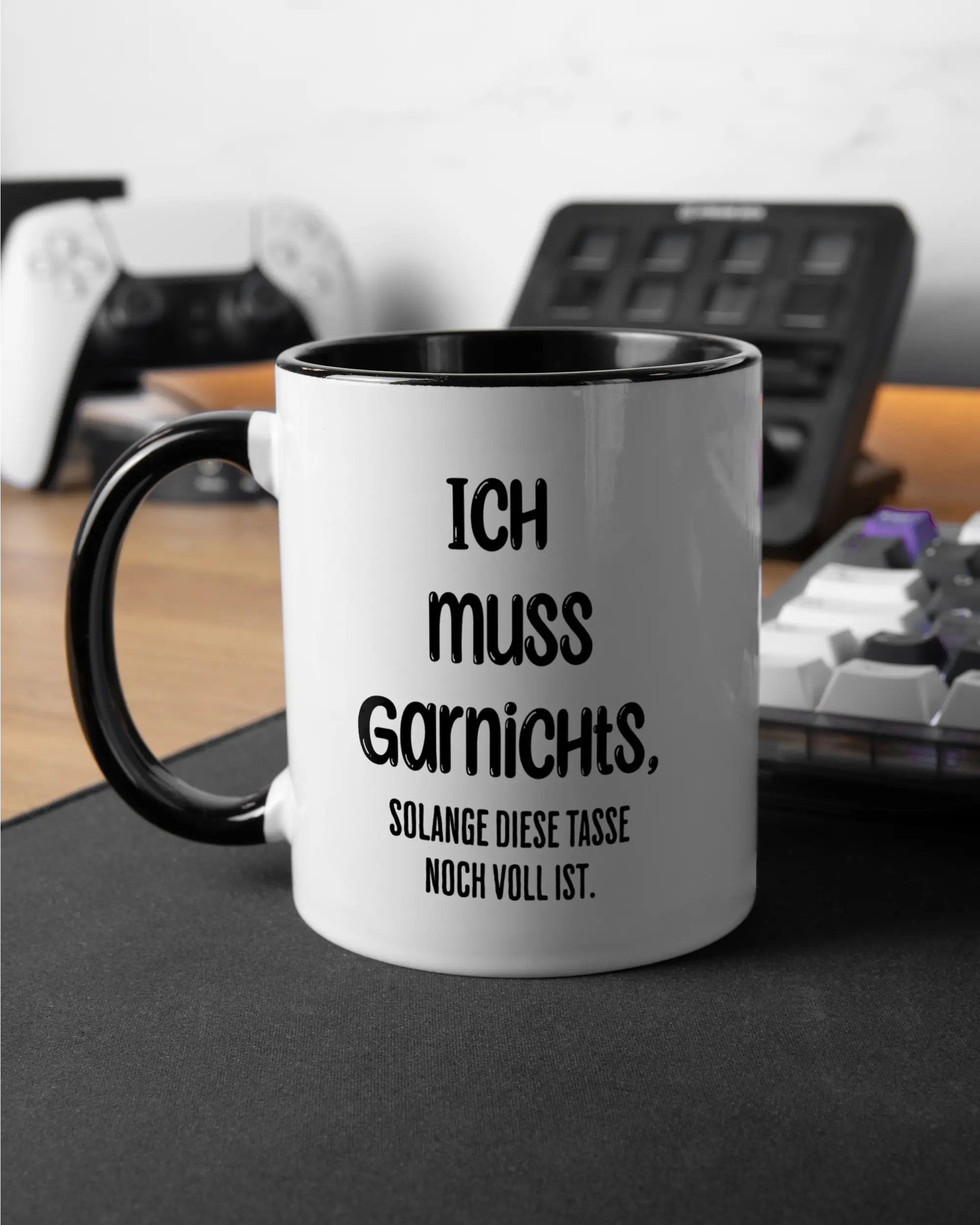 Gaming Room Aufnahme der beidseitig bedruckten Keramik Tasse von Maondo mit dem Design Verhandlungsspielraum in der Farbe Schwarz-Weiß