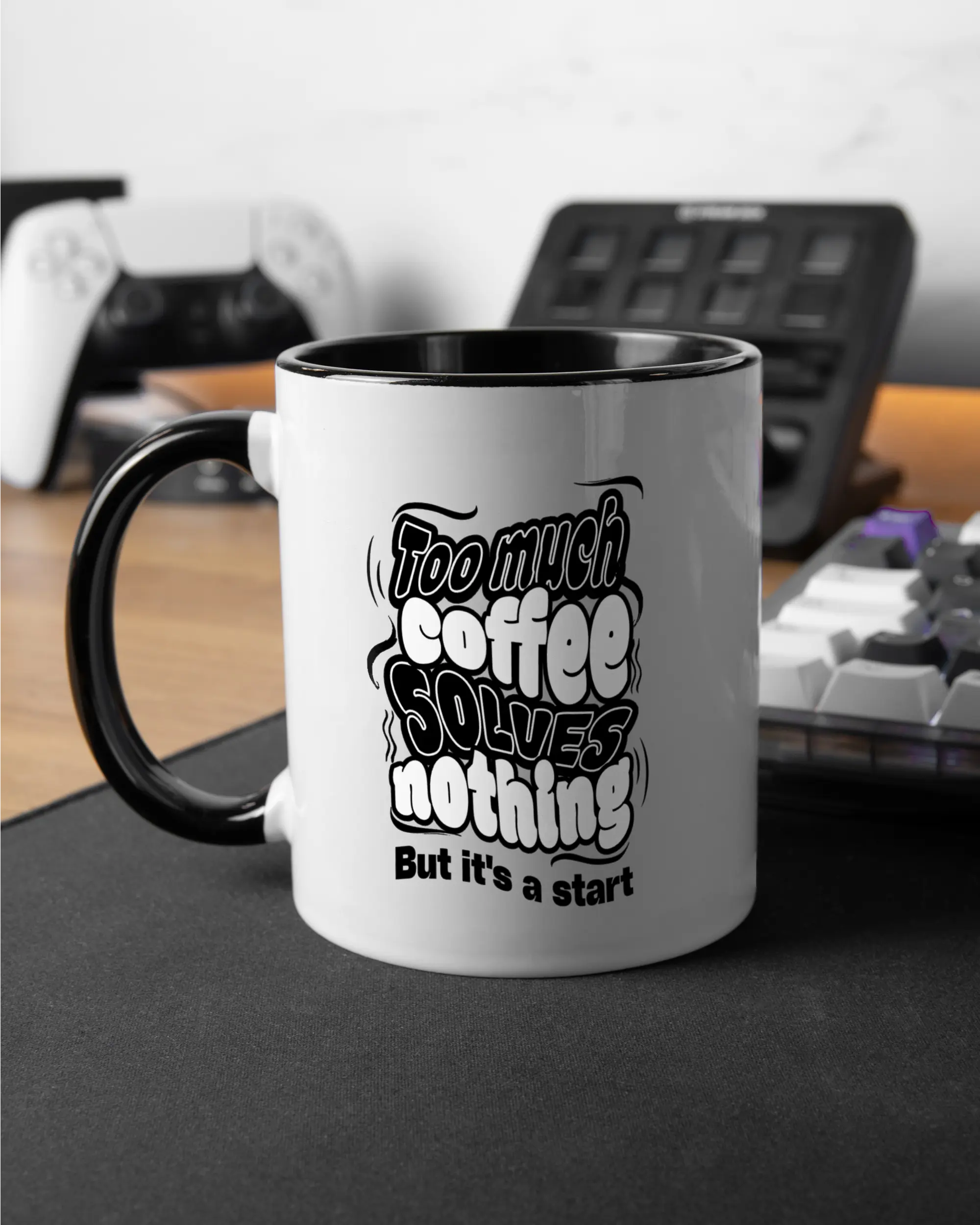 Gaming Room Aufnahme der beidseitig bedruckten Keramik Tasse von Maondo mit dem Design It's a start in der Farbe Schwarz-Weiß