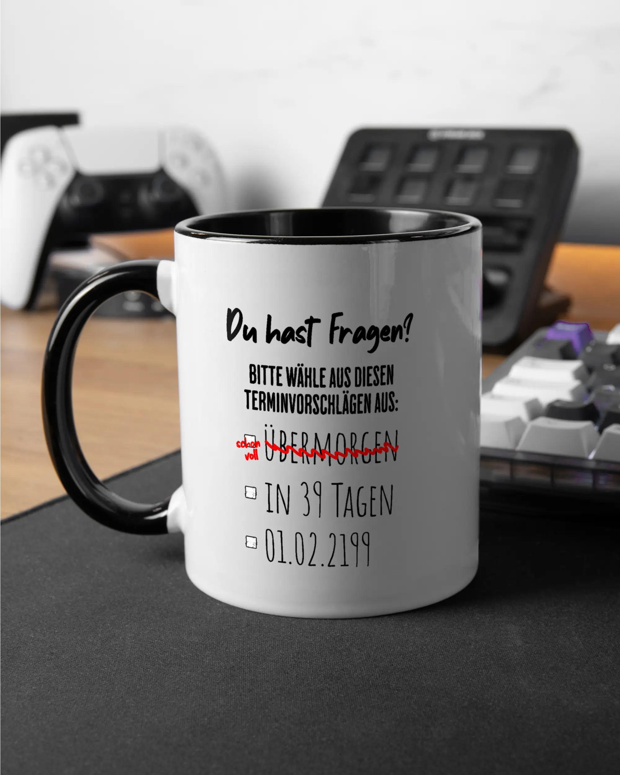 Gaming Room Aufnahme der beidseitig bedruckten Keramik Tasse von Maondo mit dem Design Heute nicht in der Farbe Schwarz-Weiß