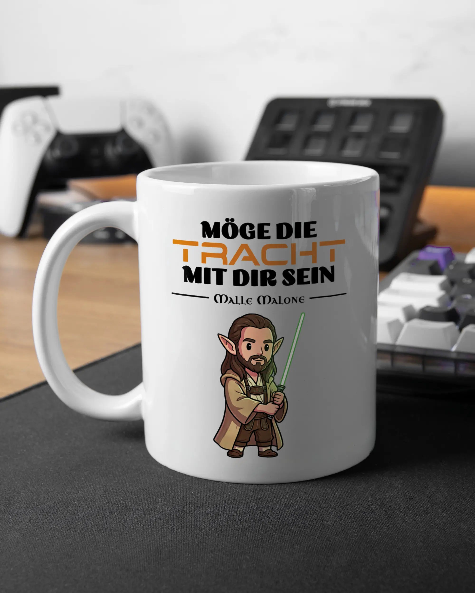 Gaming Room Aufnahme der linken Seite der beidseitig bedruckten Keramiktasse von Maondo mit dem Design Tracht mit dir in der Farbe White