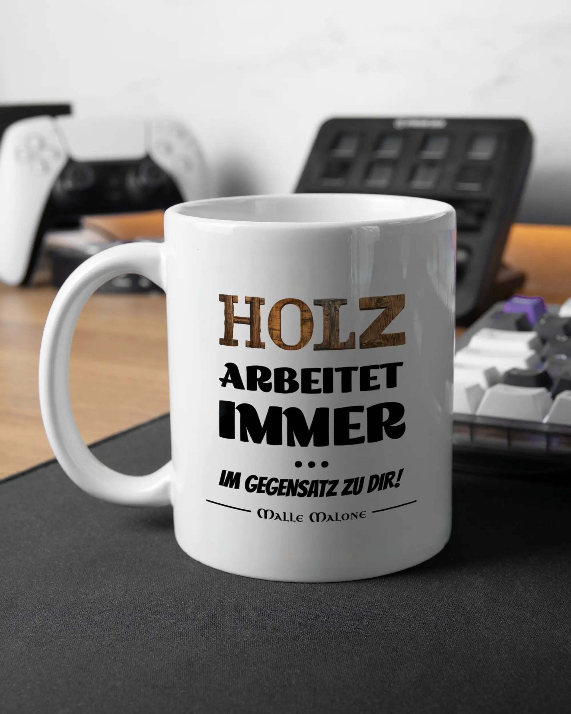Gaming Room Aufnahme der linken Seite der beidseitig bedruckten Keramiktasse von Maondo mit dem Design Holzarbeit in der Farbe White