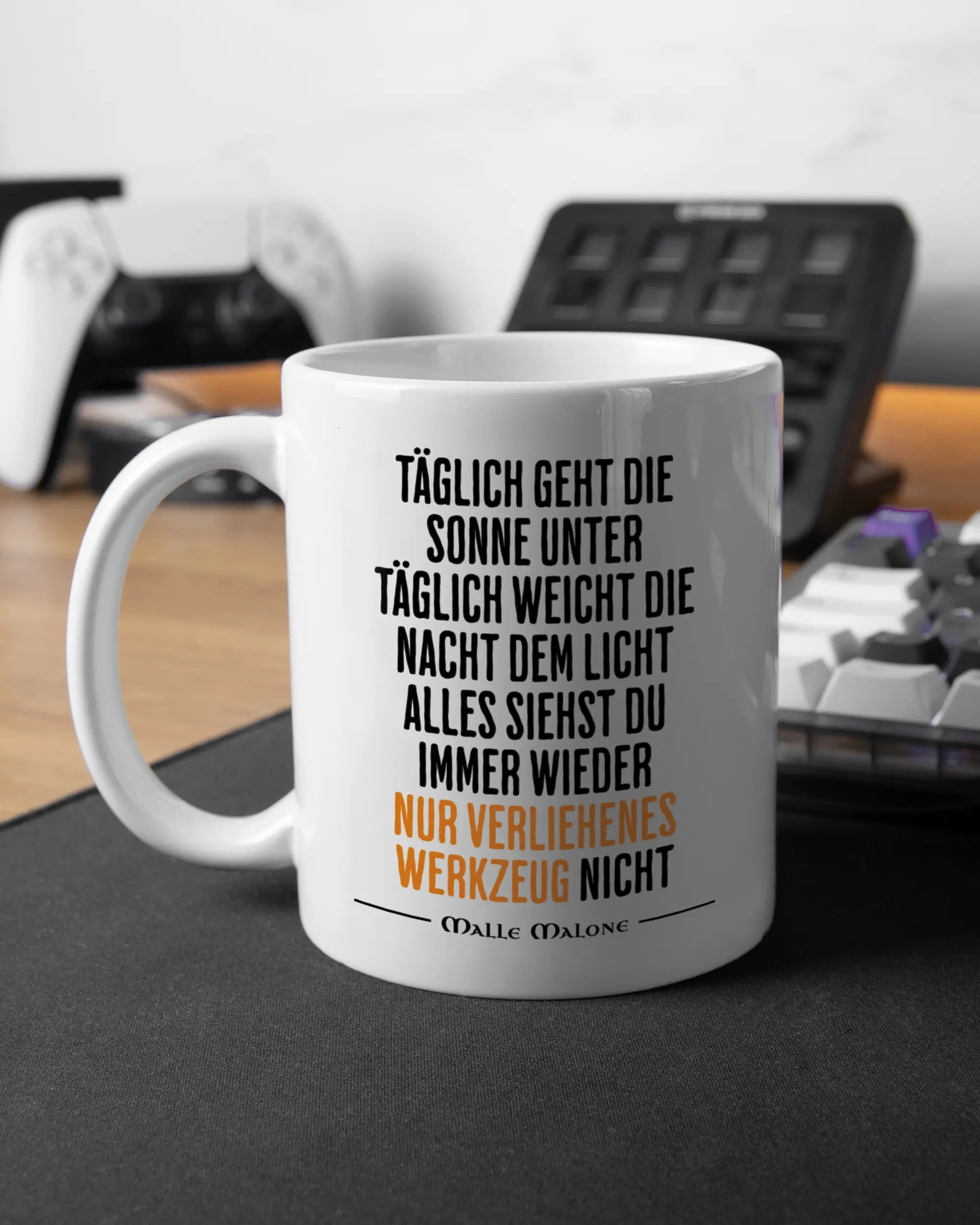 Gaming Room Aufnahme der linken Seite der beidseitig bedruckten Keramiktasse von Maondo mit dem Design Wegzeug in der Farbe White