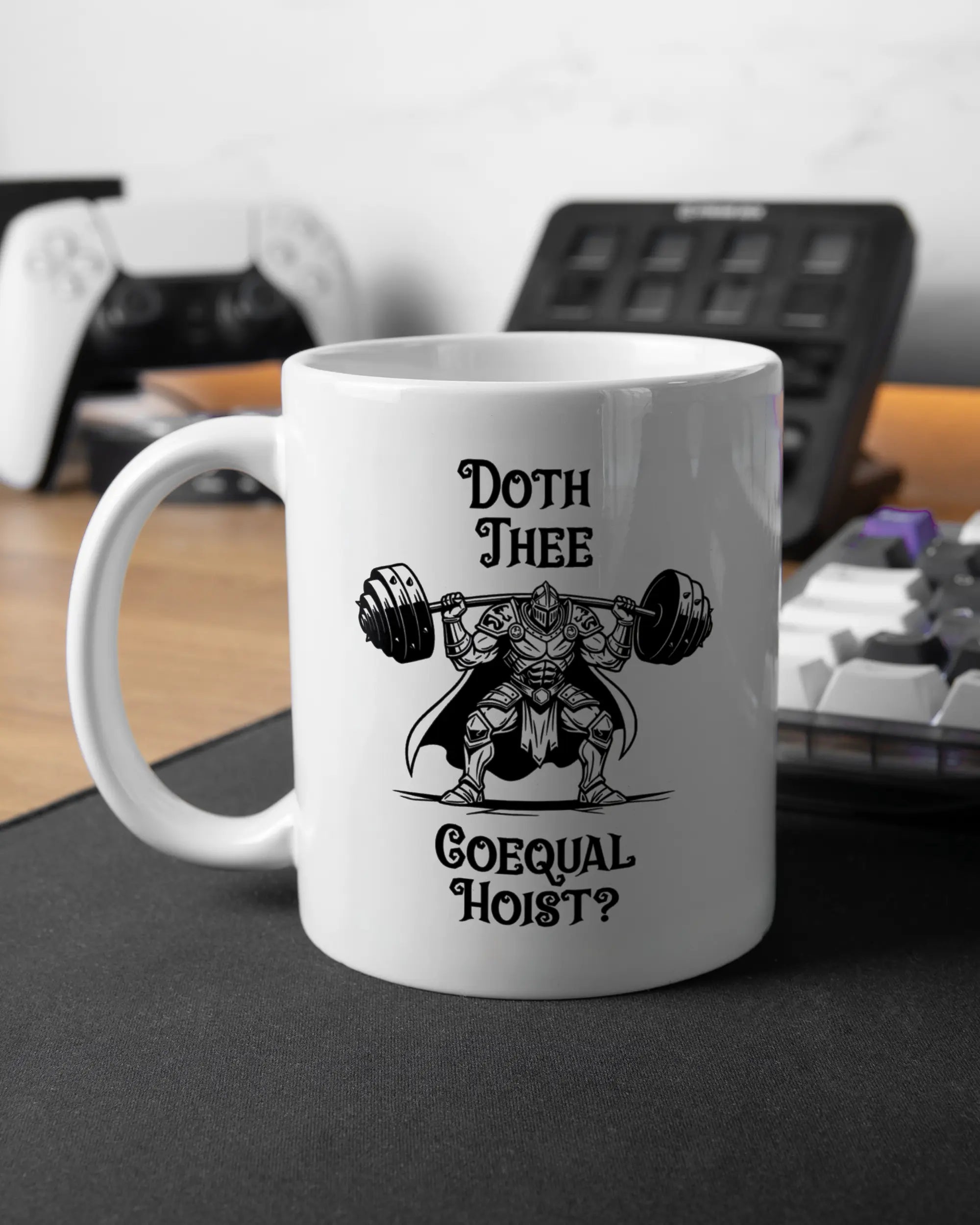 Gaming Room Aufnahme der linken Seite der beidseitig bedruckten Keramiktasse von Maondo mit dem Design Hoist Mode in der Farbe White