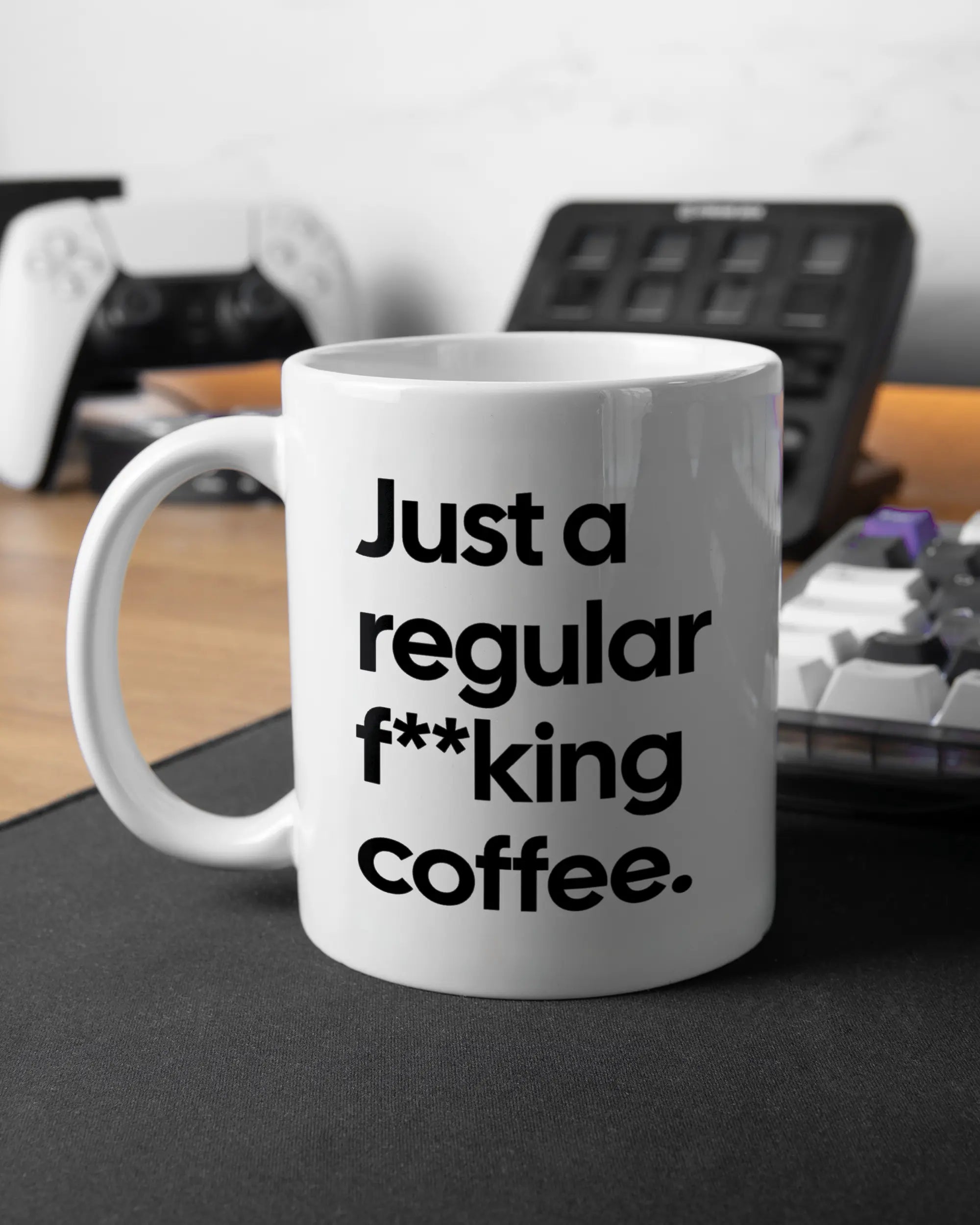 Gaming Room Aufnahme der linken Seite der beidseitig bedruckten Keramiktasse von Maondo mit dem Design Regular Coffee in der Farbe White