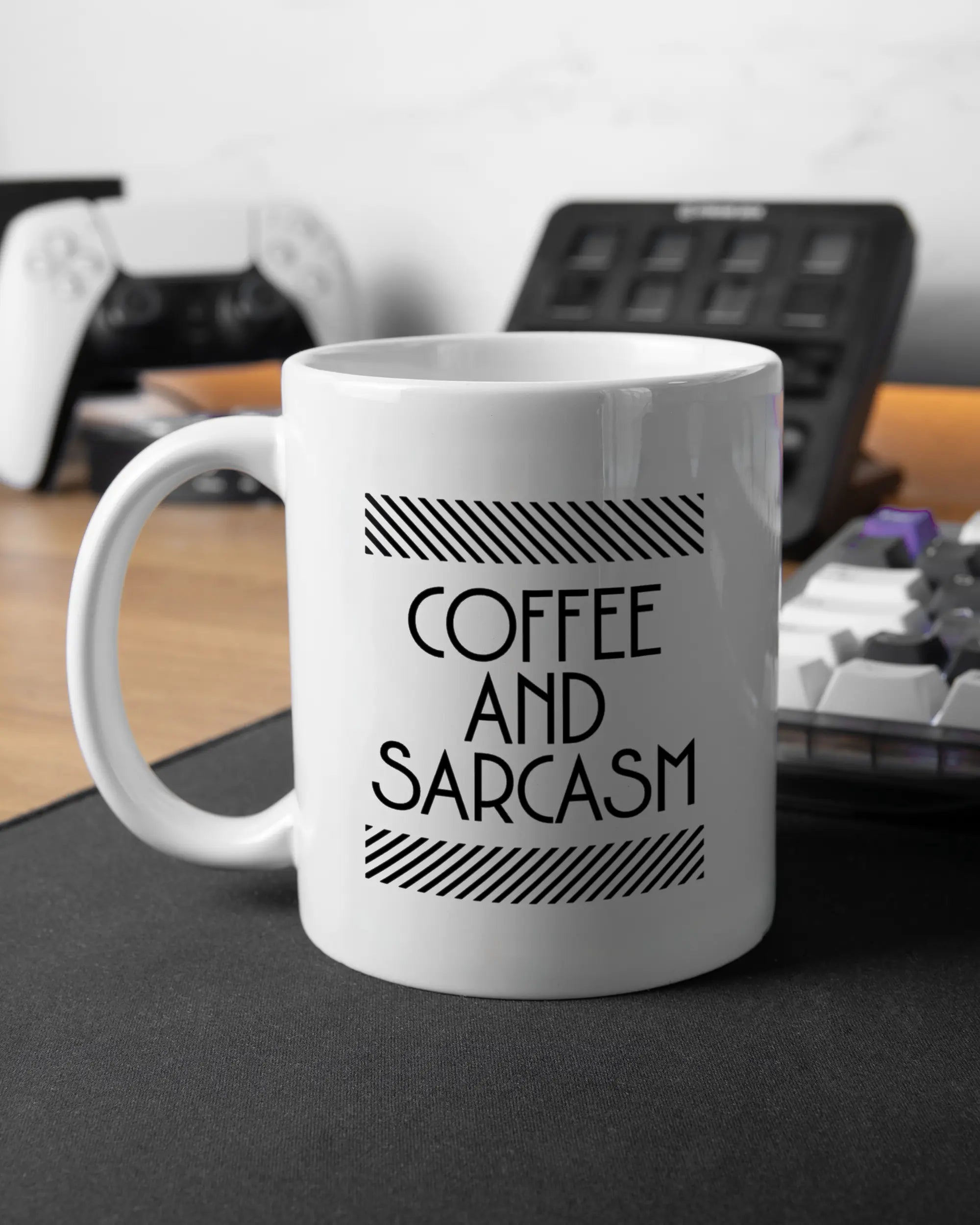 Gaming Room Aufnahme der linken Seite der beidseitig bedruckten Keramiktasse von Maondo mit dem Design Sarcastic Cup in der Farbe White