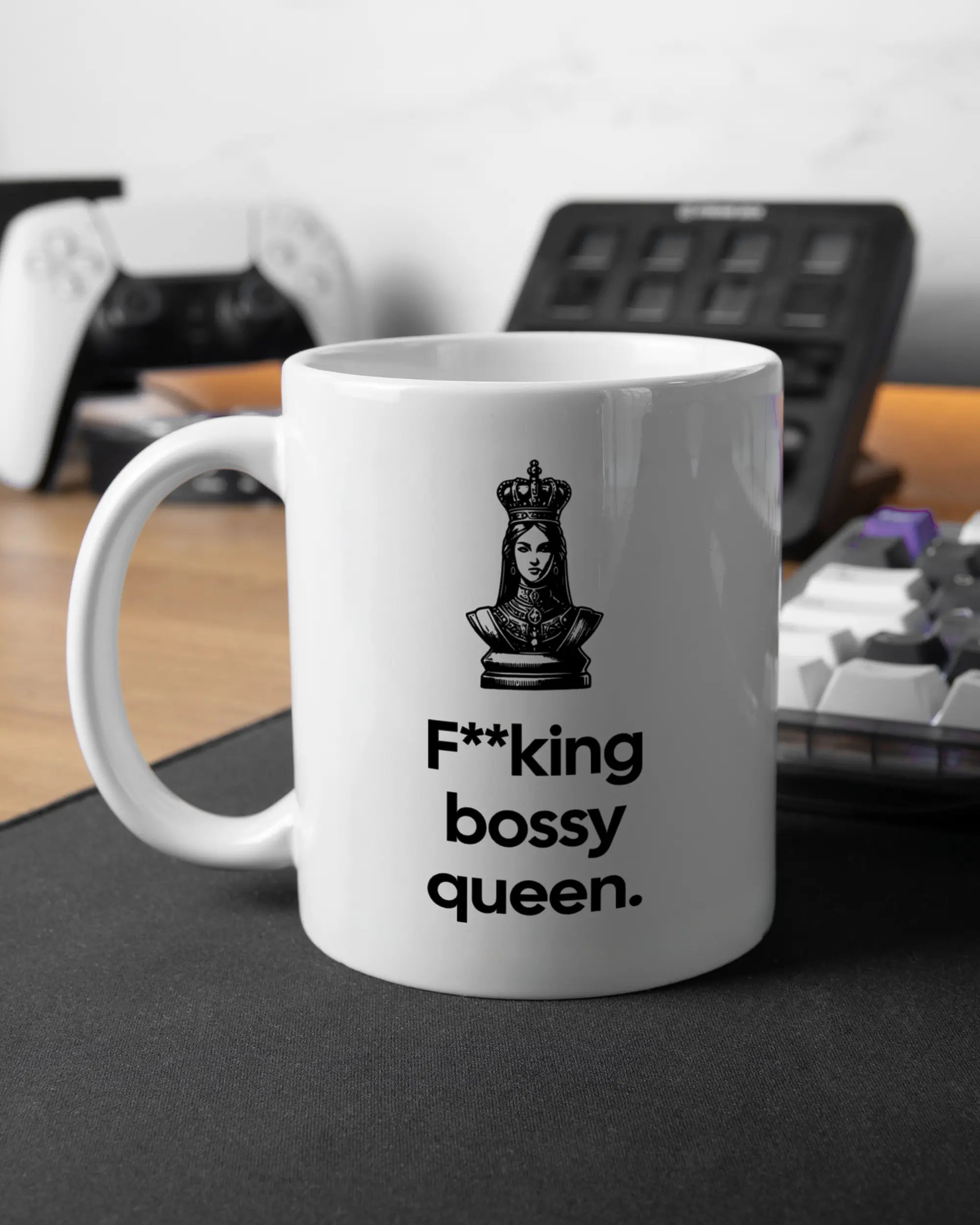 Gaming Room Aufnahme der linken Seite der beidseitig bedruckten Keramiktasse von Maondo mit dem Design Bossy Queen in der Farbe White