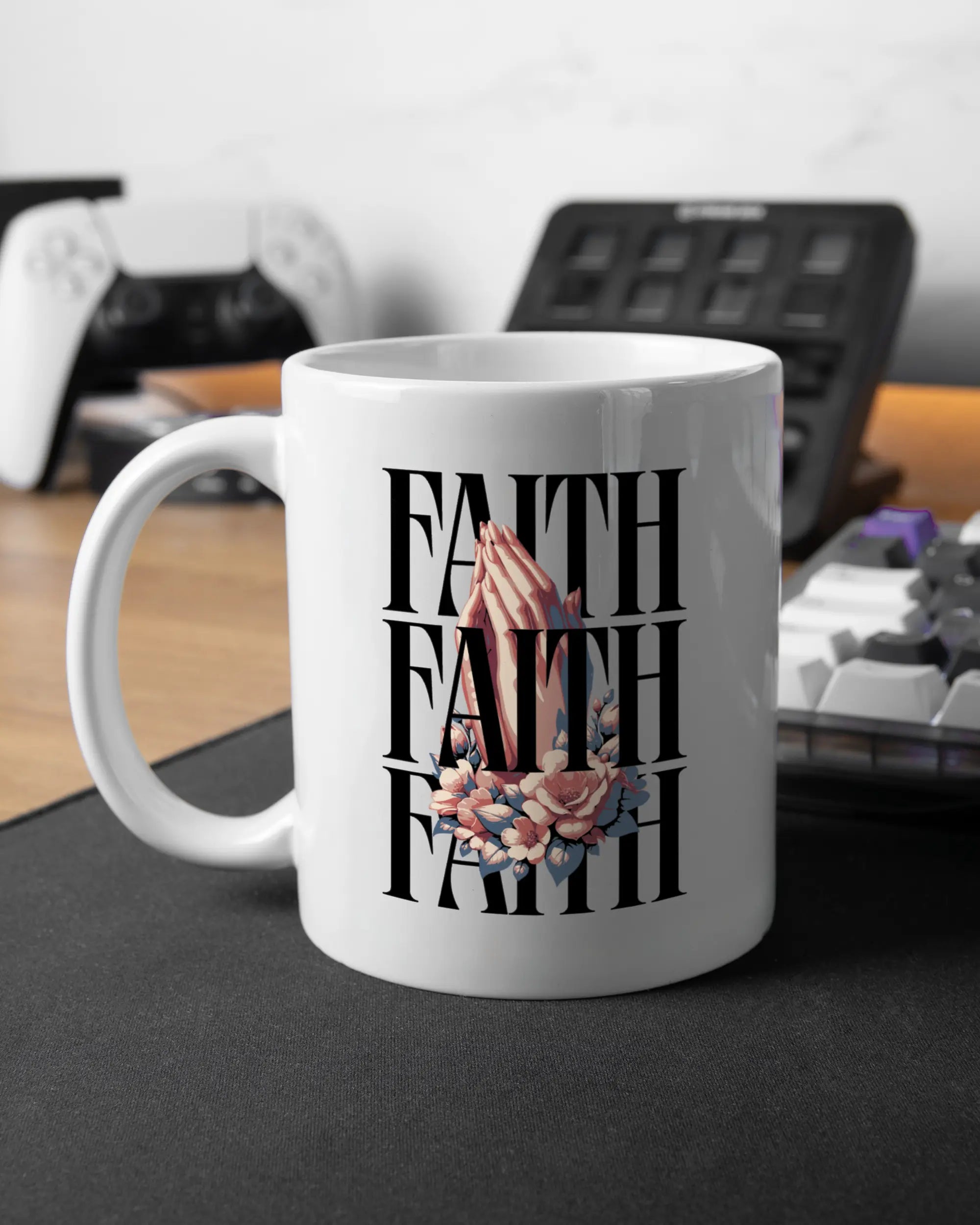 Gaming Room Aufnahme der linken Seite der beidseitig bedruckten Keramiktasse von Maondo mit dem Design Faith X3 in der Farbe White