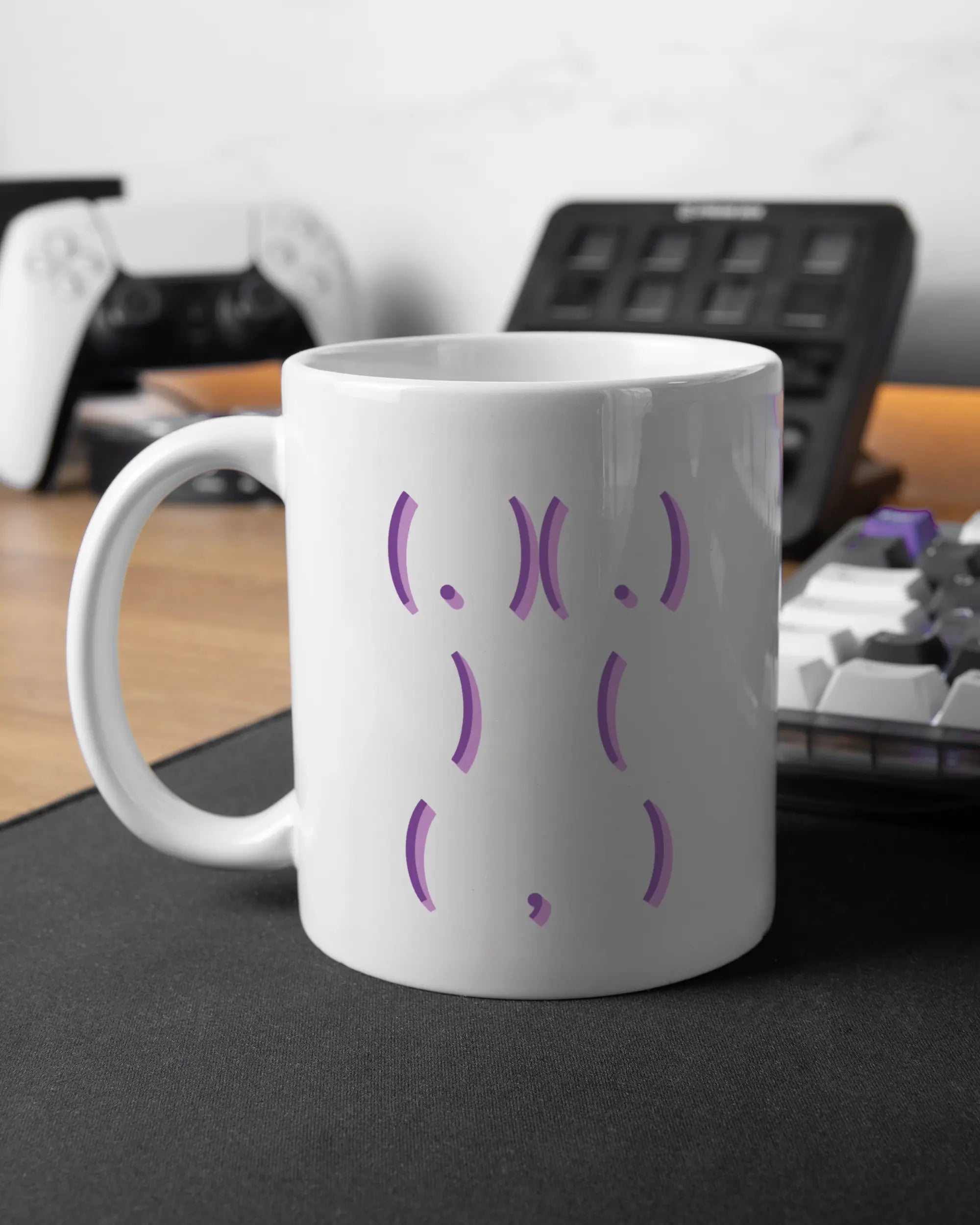 Gaming Room Aufnahme der linken Seite der beidseitig bedruckten Keramiktasse von Maondo mit dem Design Body Language in der Farbe White