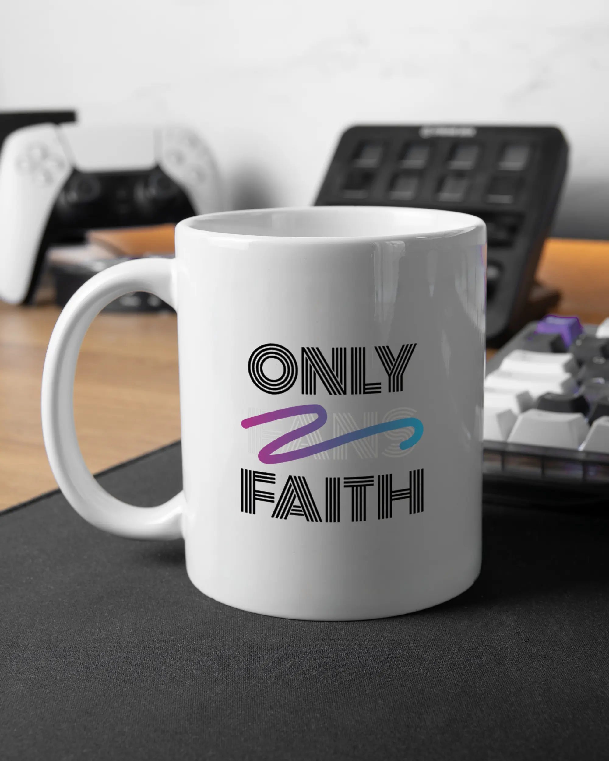 Gaming Room Aufnahme der linken Seite der beidseitig bedruckten Keramiktasse von Maondo mit dem Design Only Faith in der Farbe White