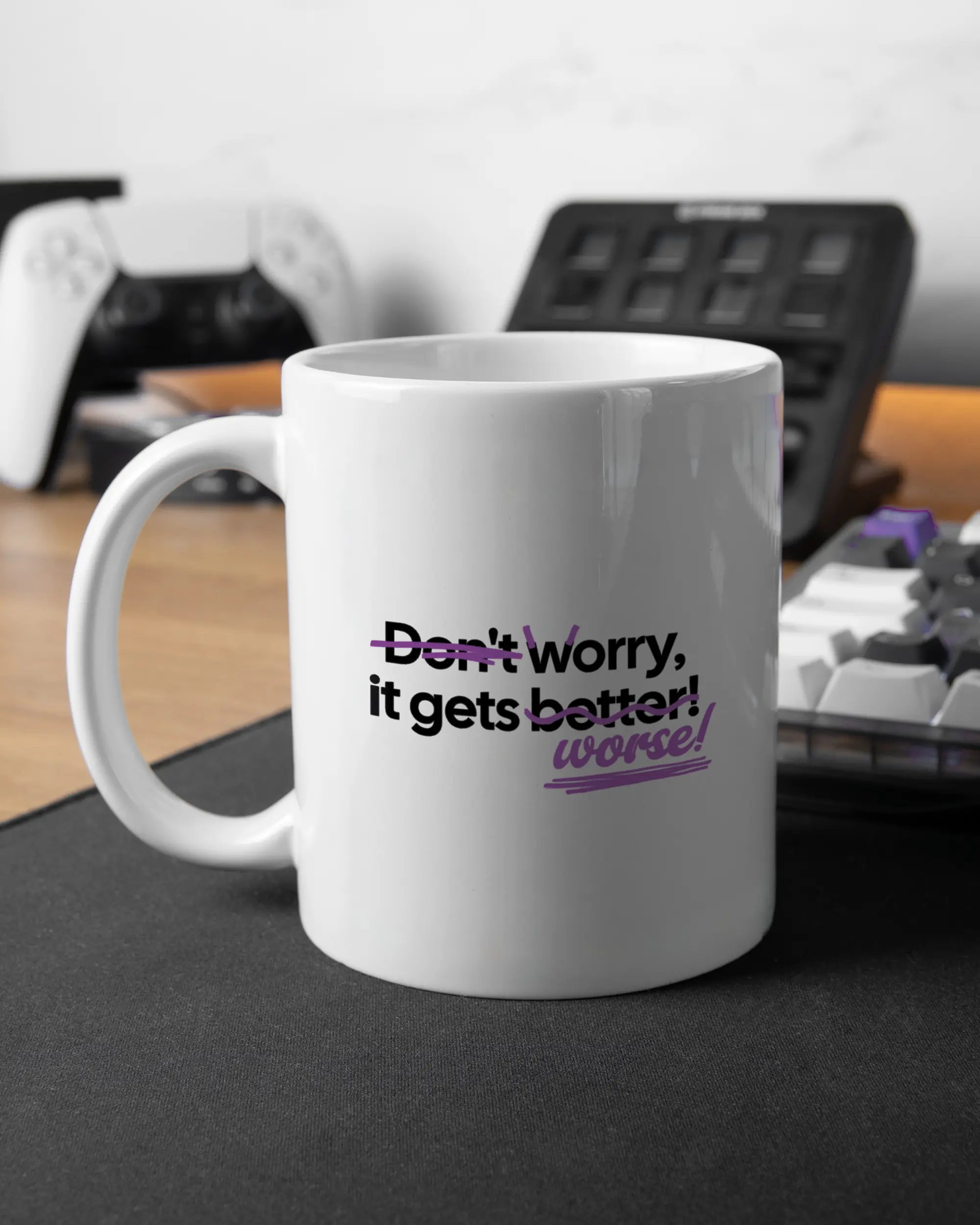 Gaming Room Aufnahme der linken Seite der beidseitig bedruckten Keramiktasse von Maondo mit dem Design Worry Worse in der Farbe White