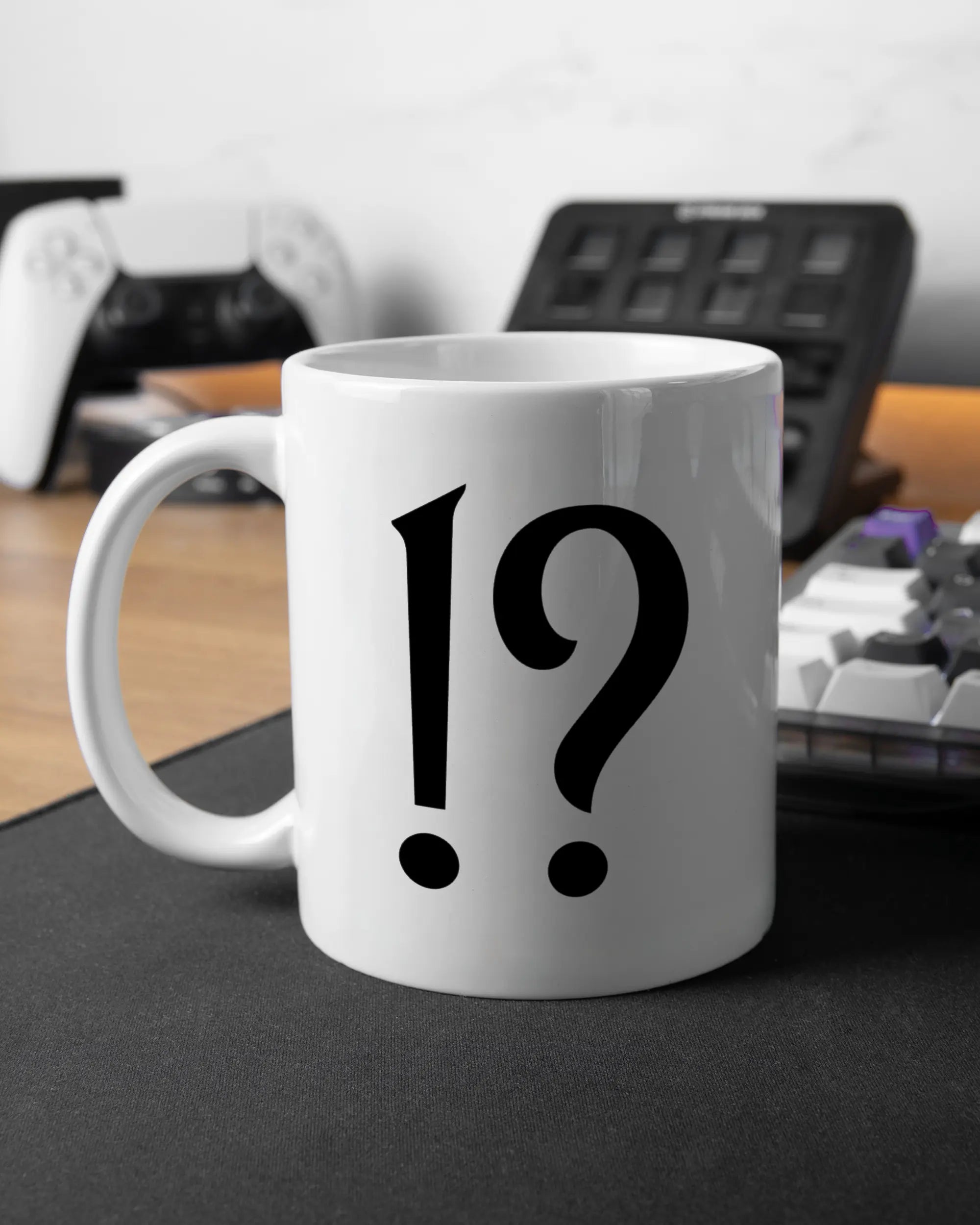 Gaming Room Aufnahme der linken Seite der beidseitig bedruckten Keramiktasse von Maondo mit dem Design WHAT in der Farbe White