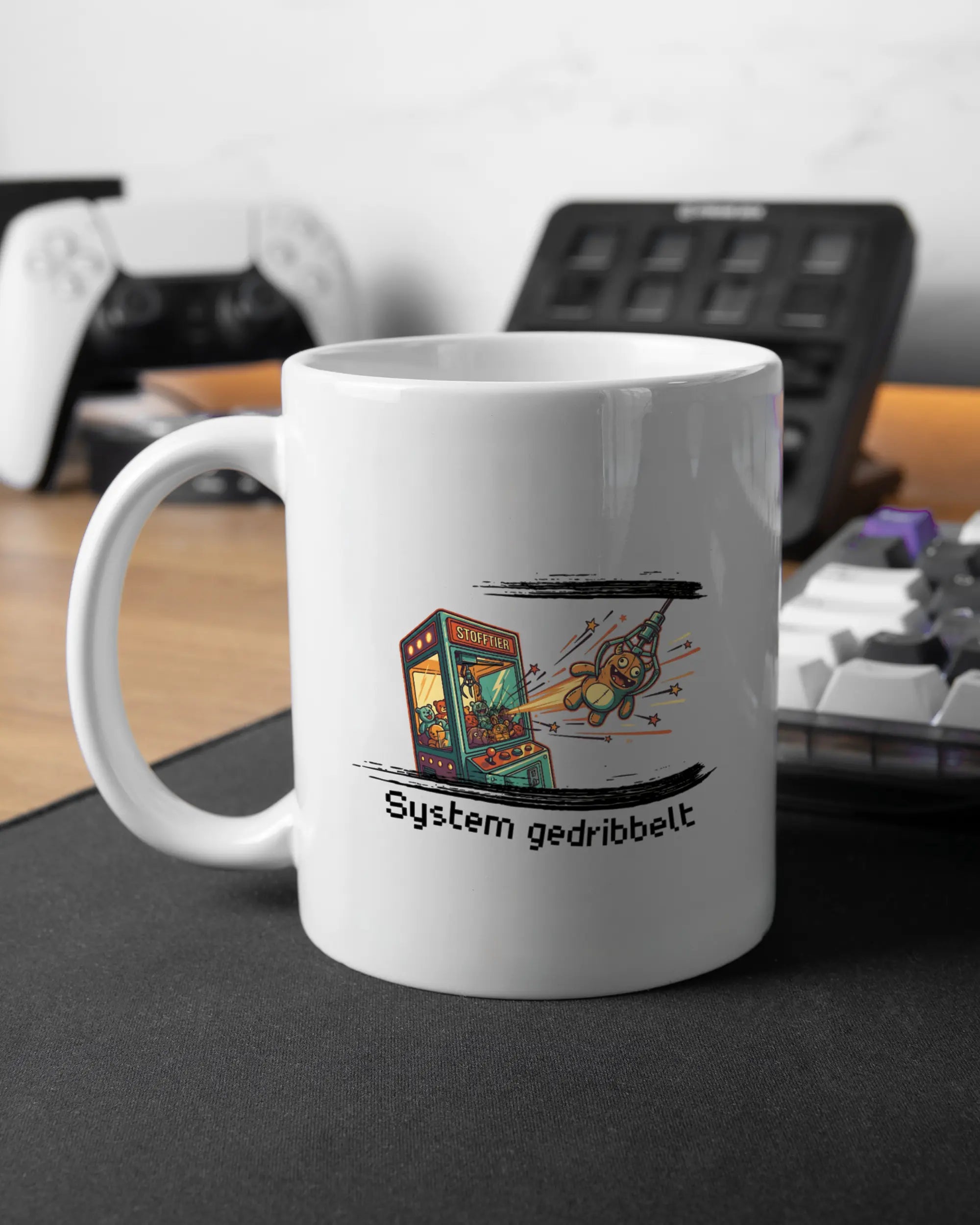 Gaming Room Aufnahme der linken Seite der beidseitig bedruckten Keramiktasse von Maondo mit dem Design System gedribbelt in der Farbe White