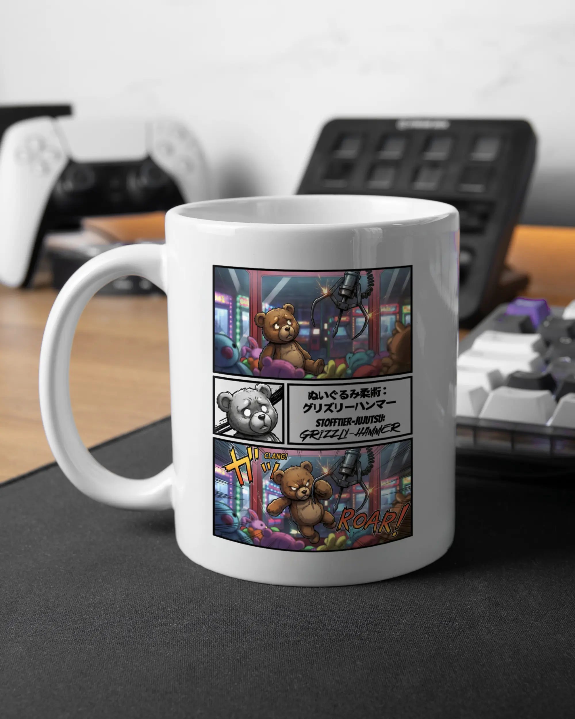 Gaming Room Aufnahme der linken Seite der beidseitig bedruckten Keramiktasse von Maondo mit dem Design Manga Stoff in der Farbe White