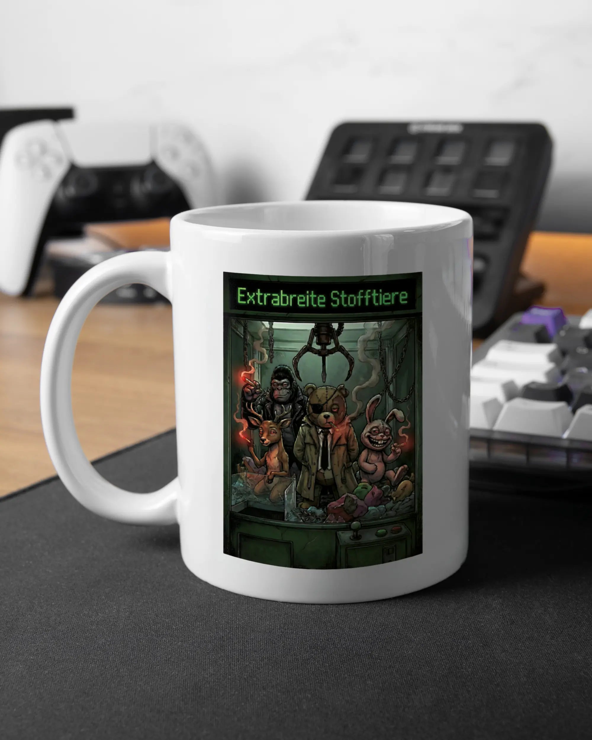 Gaming Room Aufnahme der linken Seite der beidseitig bedruckten Keramiktasse von Maondo mit dem Design Extrabreit in der Farbe White