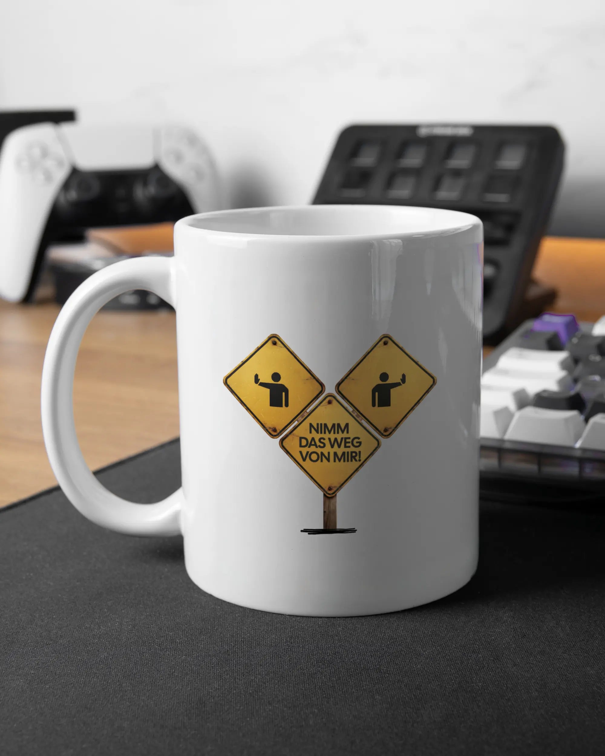 Gaming Room Aufnahme der linken Seite der beidseitig bedruckten Keramiktasse von Maondo mit dem Design Schutzschild in der Farbe White