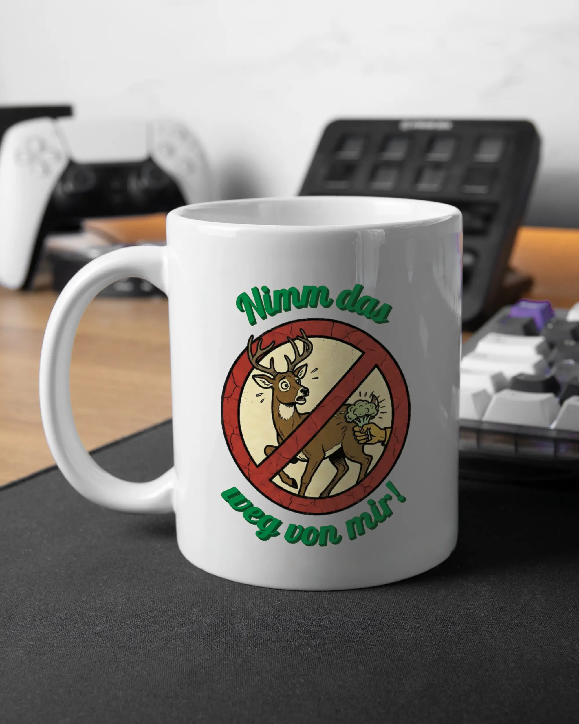 Gaming Room Aufnahme der linken Seite der beidseitig bedruckten Keramiktasse von Maondo mit dem Design Reh weg in der Farbe White