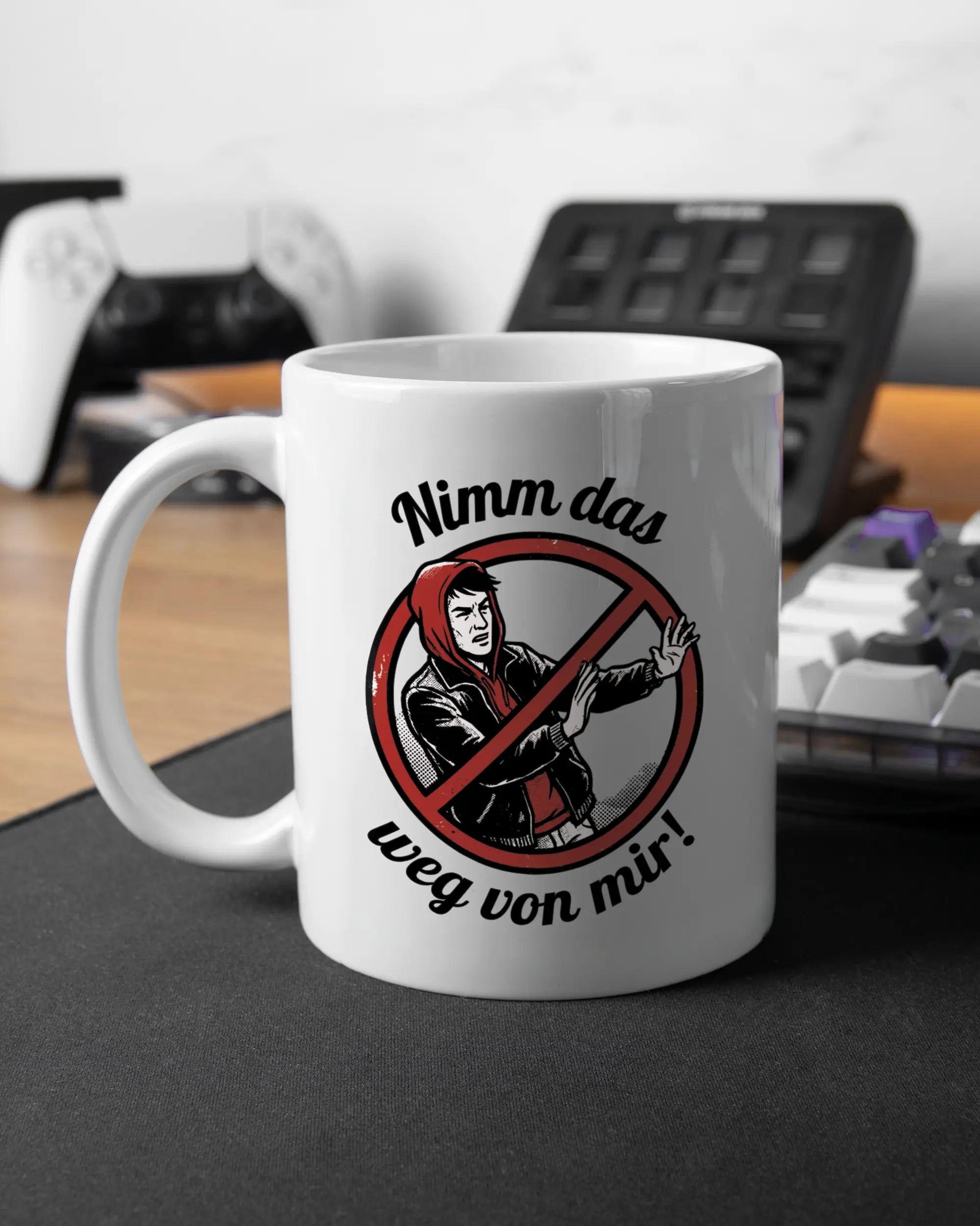 Gaming Room Aufnahme der linken Seite der beidseitig bedruckten Keramiktasse von Maondo mit dem Design Nimm das weg in der Farbe White