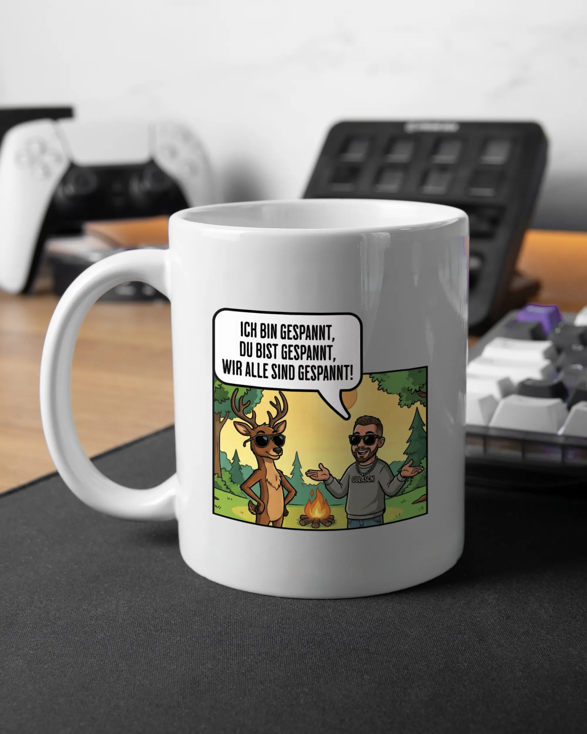 Gaming Room Aufnahme der linken Seite der beidseitig bedruckten Keramiktasse von Maondo mit dem Design Vollspannung in der Farbe White