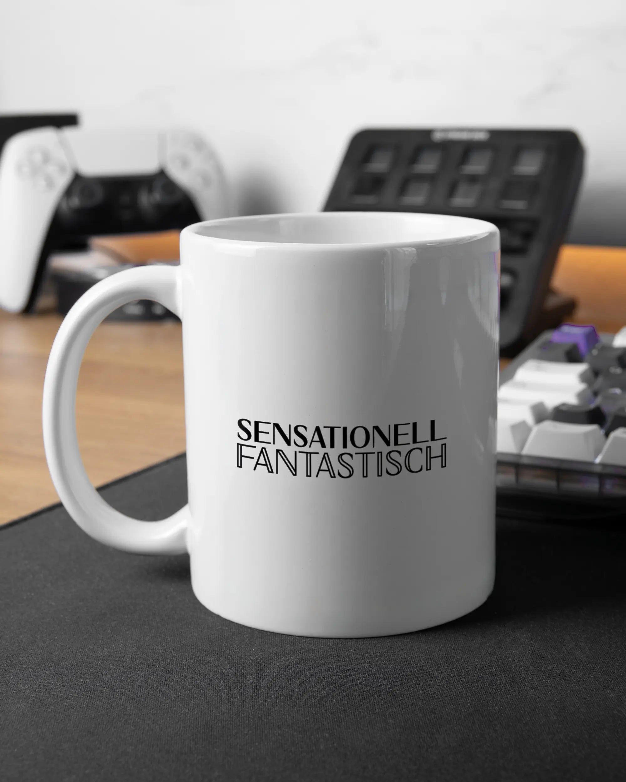 Gaming Room Aufnahme der linken Seite der beidseitig bedruckten Keramiktasse von Maondo mit dem Design Sensationell in der Farbe White