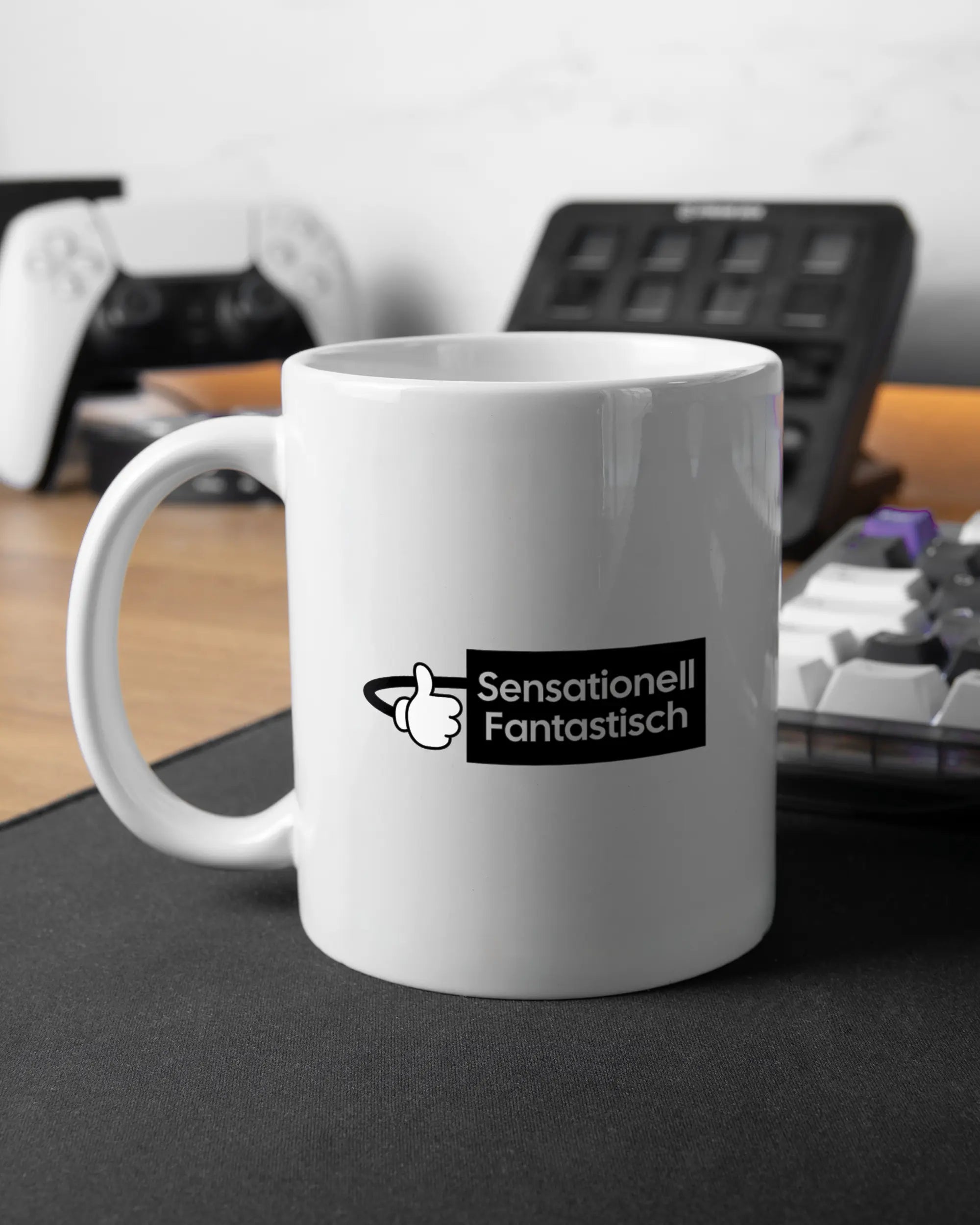 Gaming Room Aufnahme der linken Seite der beidseitig bedruckten Keramiktasse von Maondo mit dem Design Fantastisch in der Farbe White