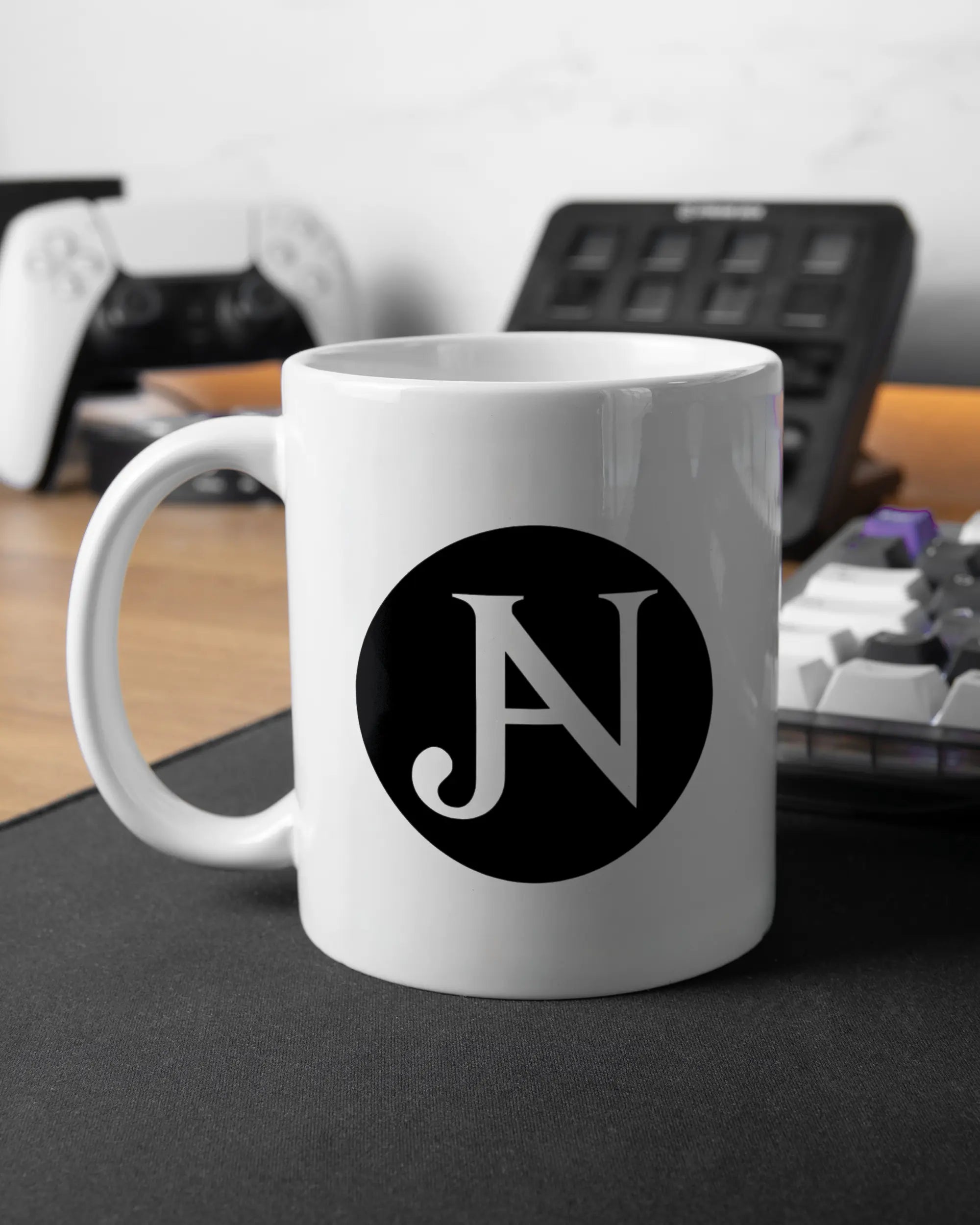 Gaming Room Aufnahme der linken Seite der beidseitig bedruckten Keramiktasse von Maondo mit dem Design JB1 in der Farbe White