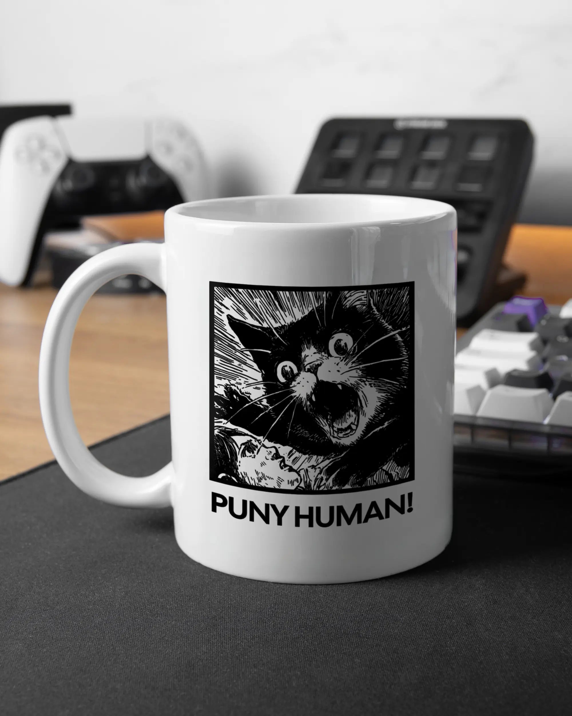 Gaming Room Aufnahme der linken Seite der beidseitig bedruckten Keramiktasse von Maondo mit dem Design Puny Human in der Farbe White