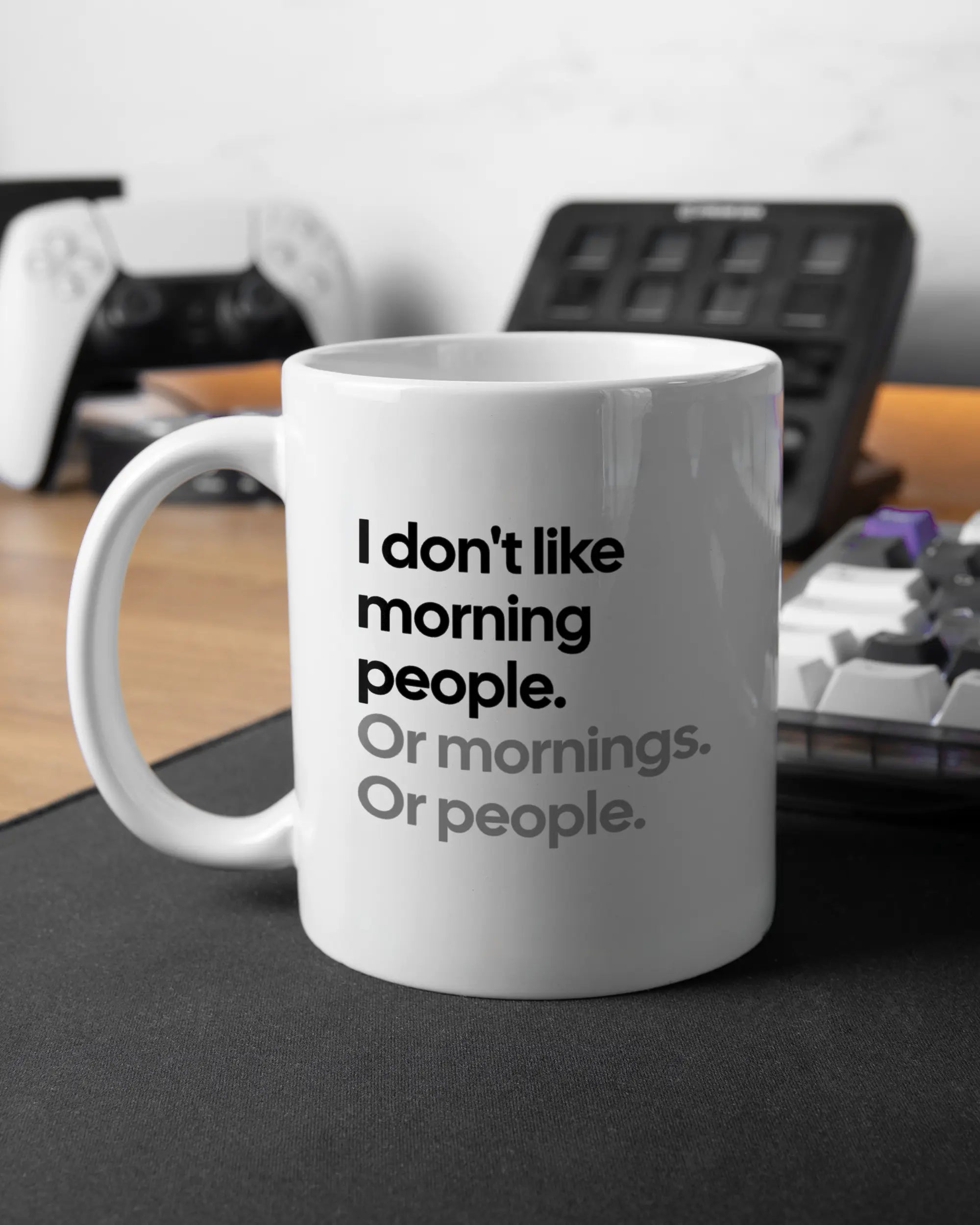 Gaming Room Aufnahme der linken Seite der beidseitig bedruckten Keramiktasse von Maondo mit dem Design Morning Person in der Farbe White