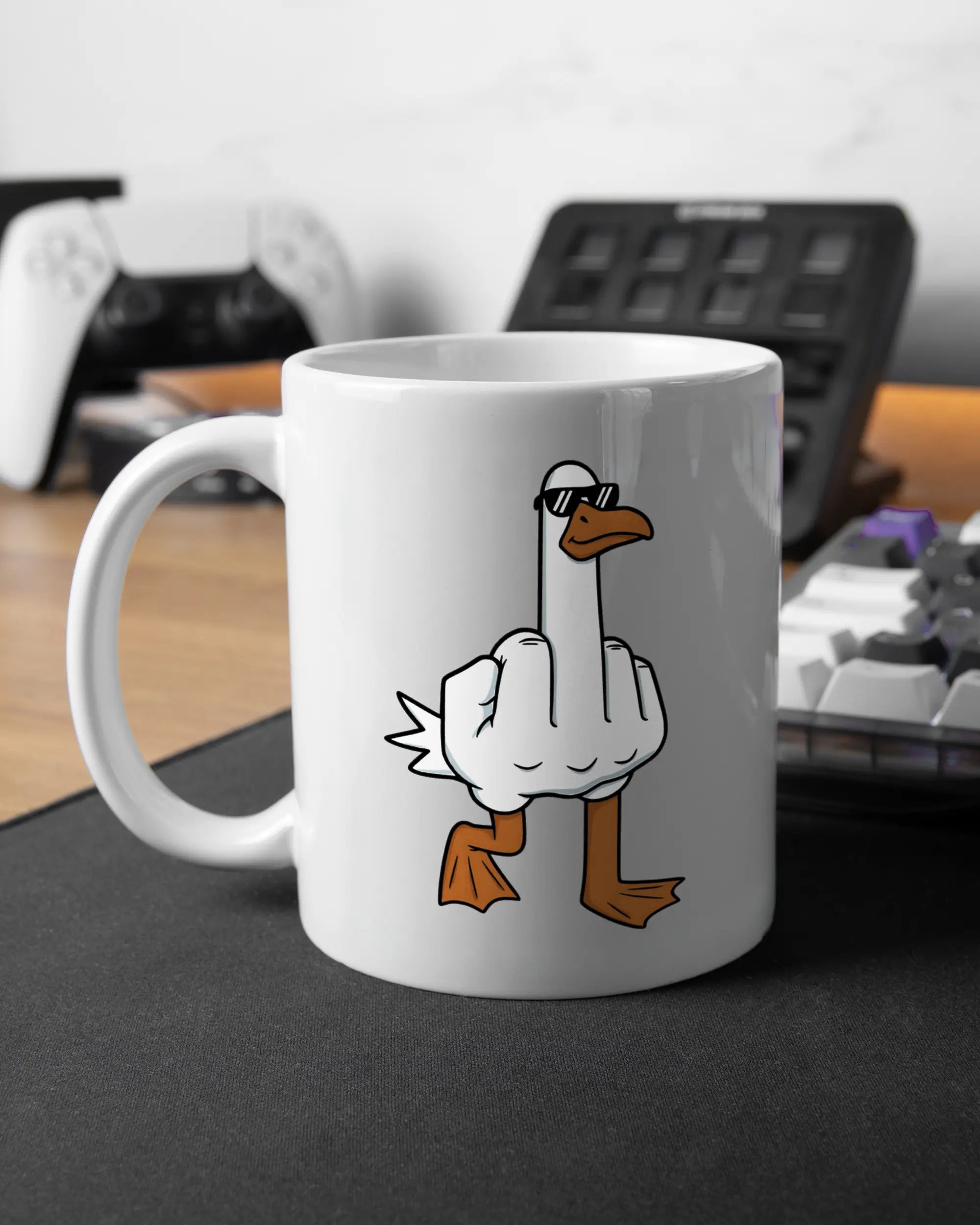 Gaming Room Aufnahme der linken Seite der beidseitig bedruckten Keramiktasse von Maondo mit dem Design I give a duck in der Farbe White