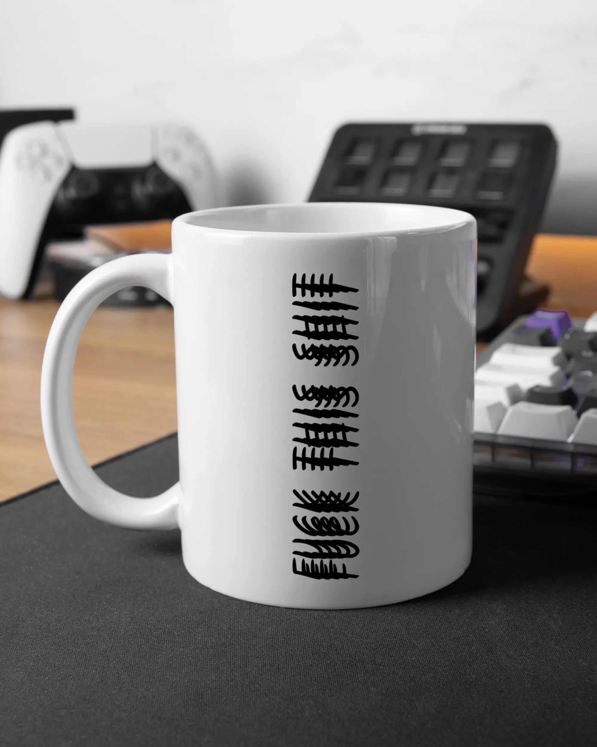 Gaming Room Aufnahme der linken Seite der beidseitig bedruckten Keramiktasse von Maondo mit dem Design Hidden Message in der Farbe White