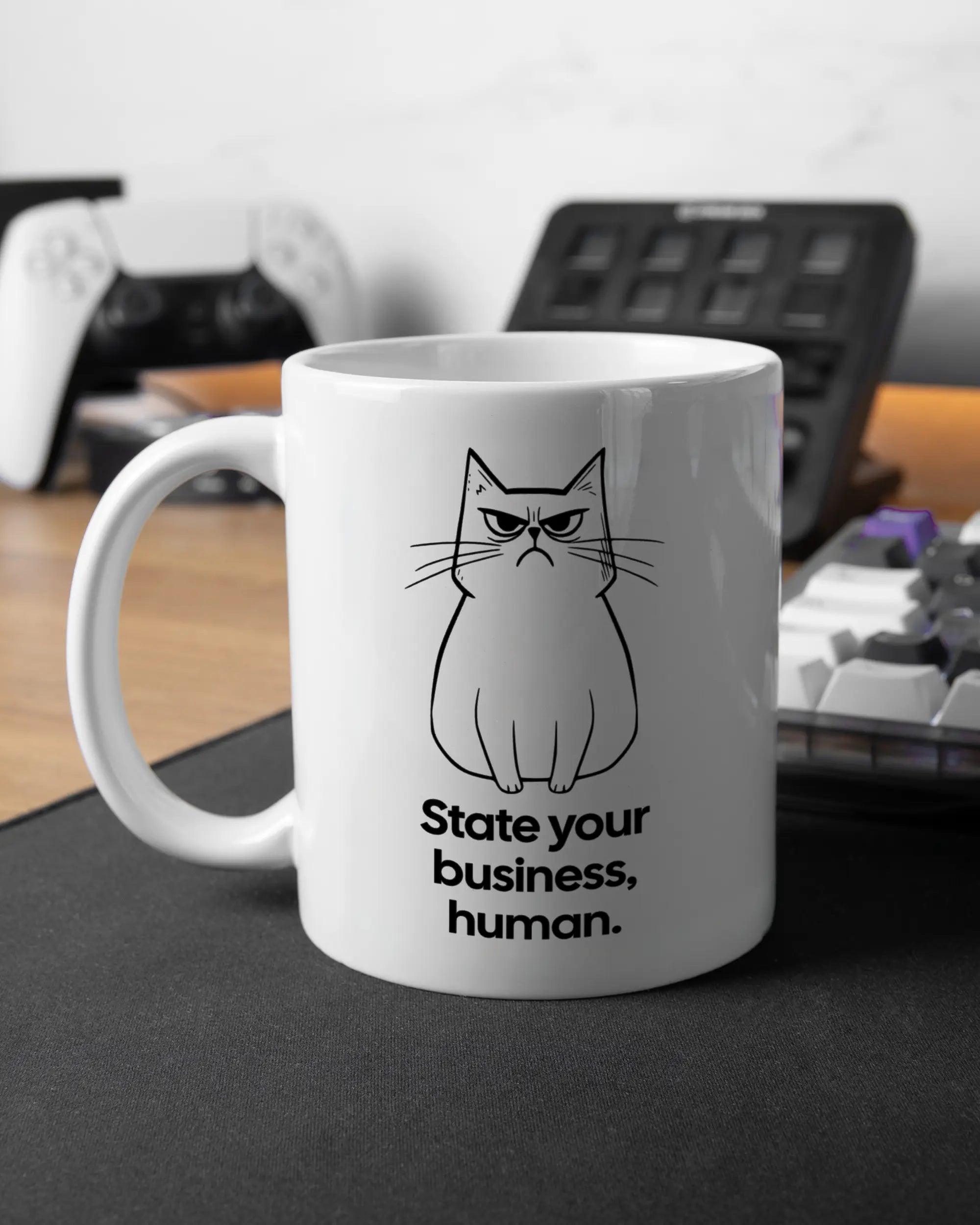 Gaming Room Aufnahme der linken Seite der beidseitig bedruckten Keramiktasse von Maondo mit dem Design Grumpy Purr in der Farbe White