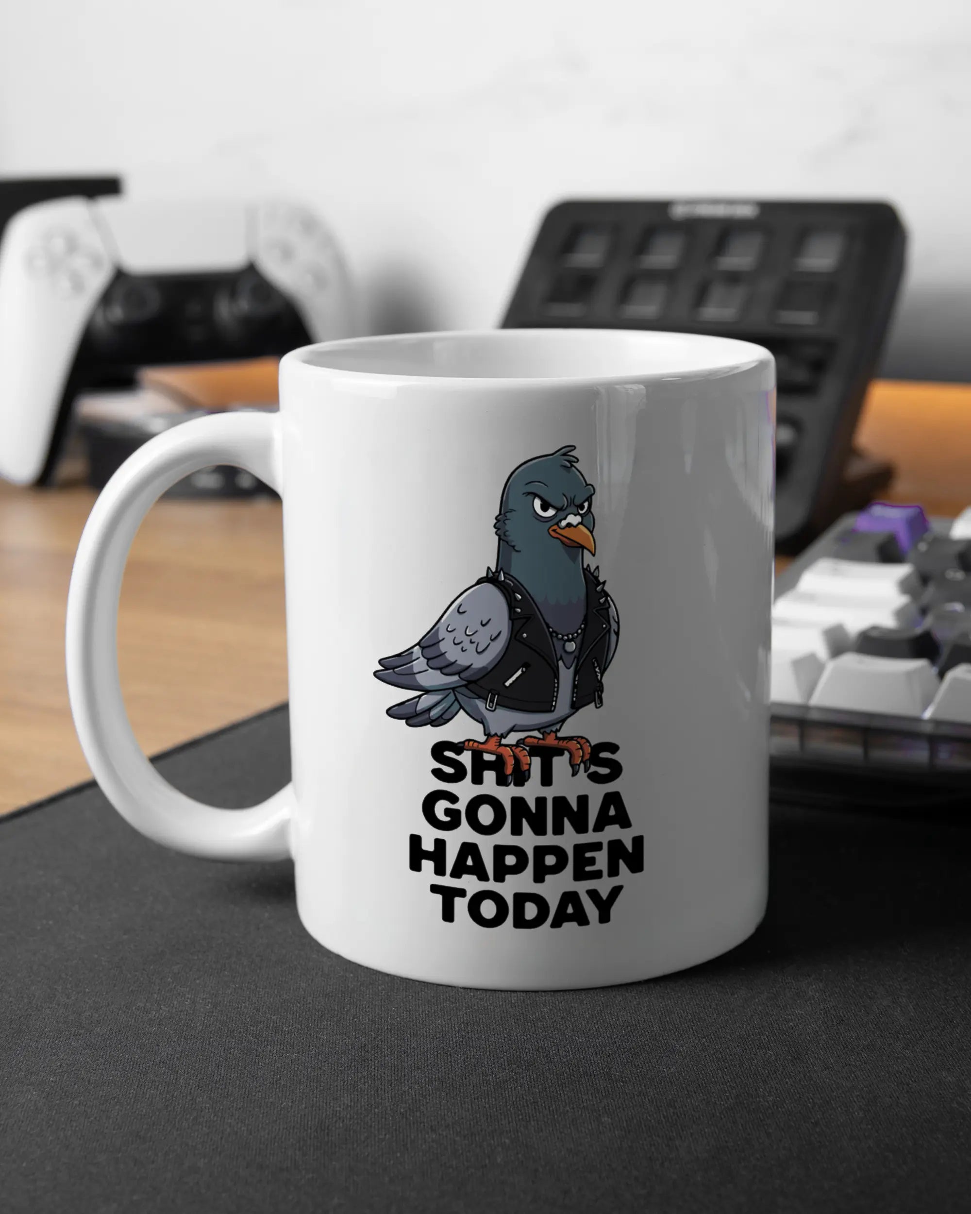 Gaming Room Aufnahme der linken Seite der beidseitig bedruckten Keramiktasse von Maondo mit dem Design Pigeon Pun in der Farbe White