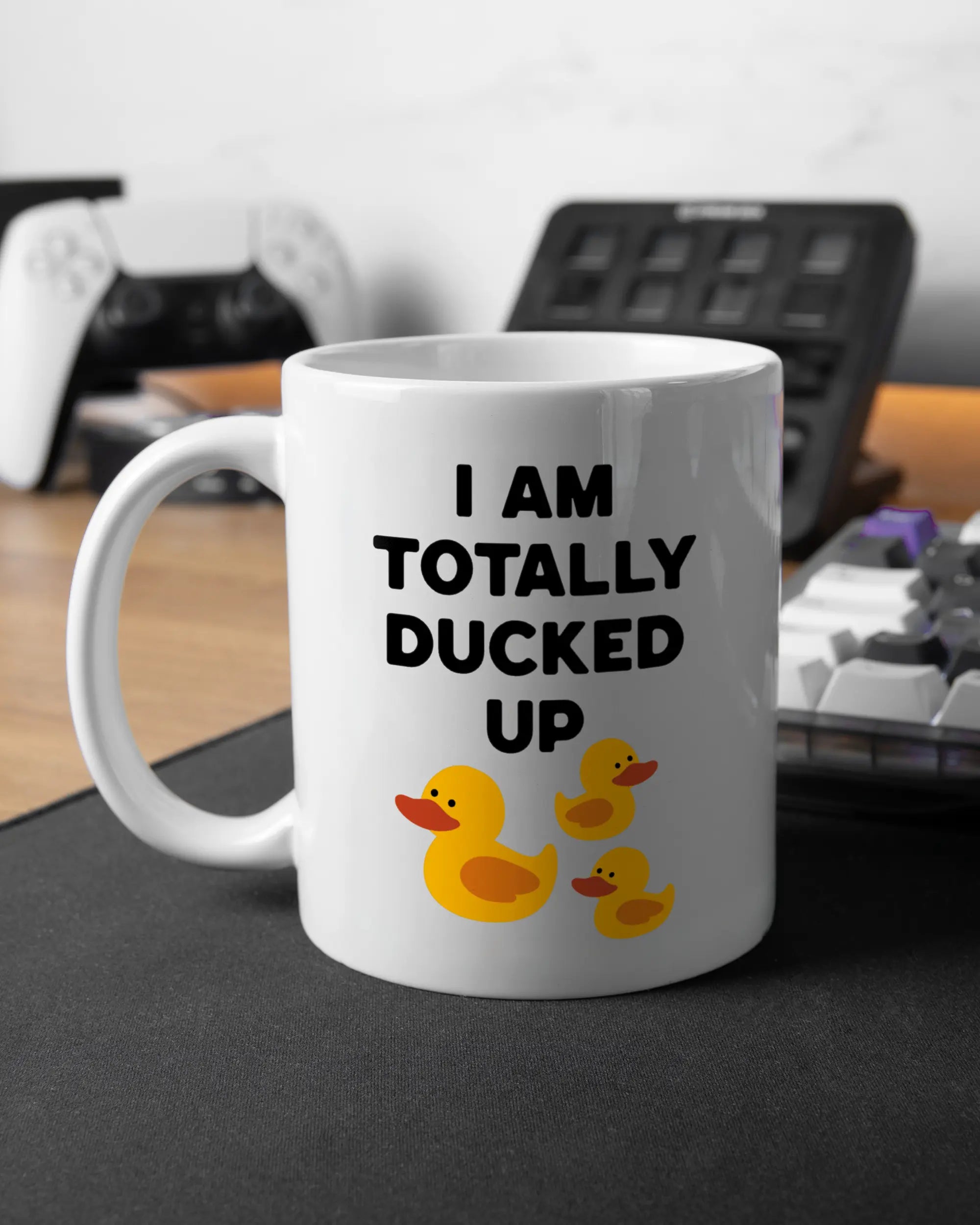 Gaming Room Aufnahme der linken Seite der beidseitig bedruckten Keramiktasse von Maondo mit dem Design Ducked Up in der Farbe White