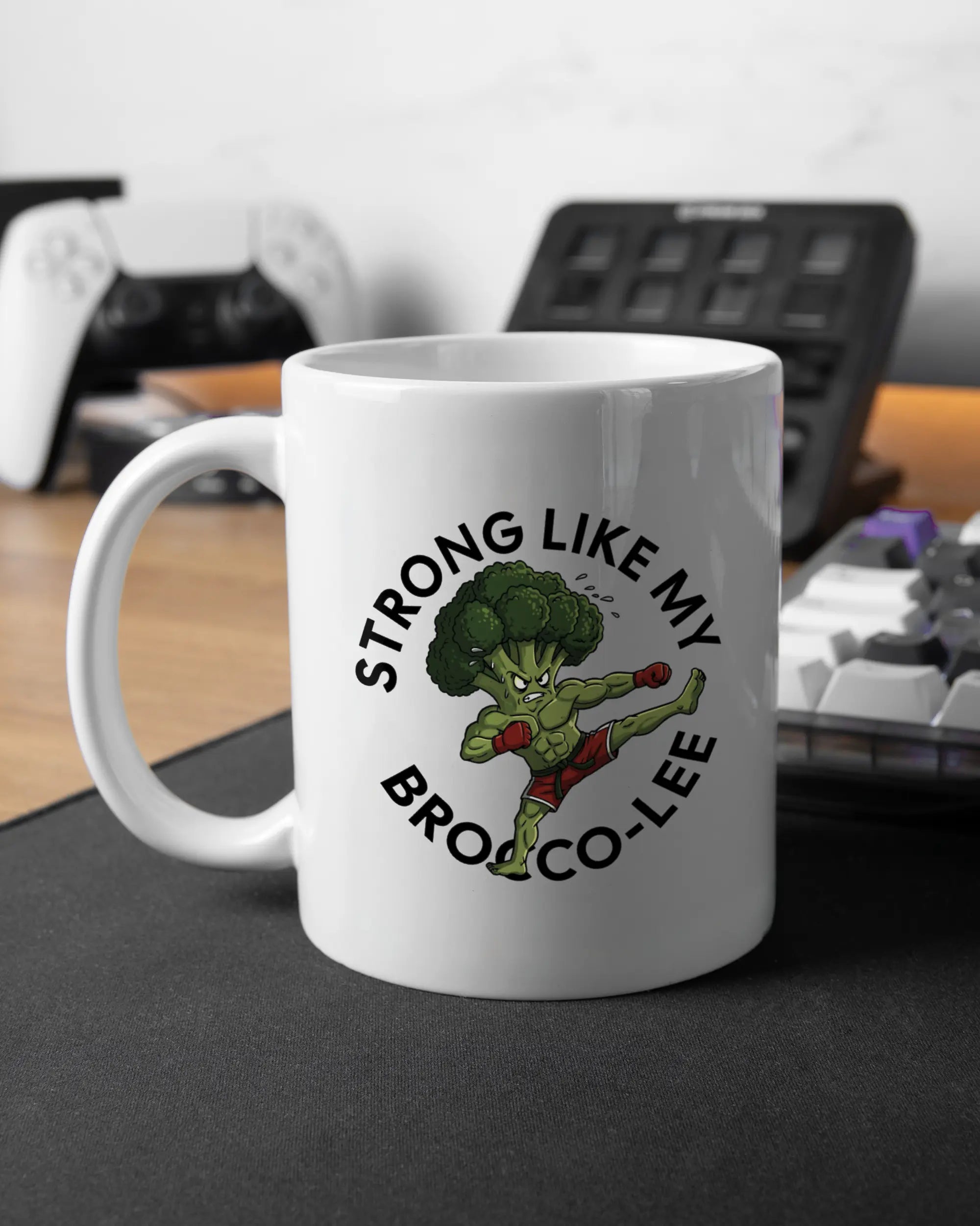 Gaming Room Aufnahme der linken Seite der beidseitig bedruckten Keramiktasse von Maondo mit dem Design Brocco-Lee in der Farbe White