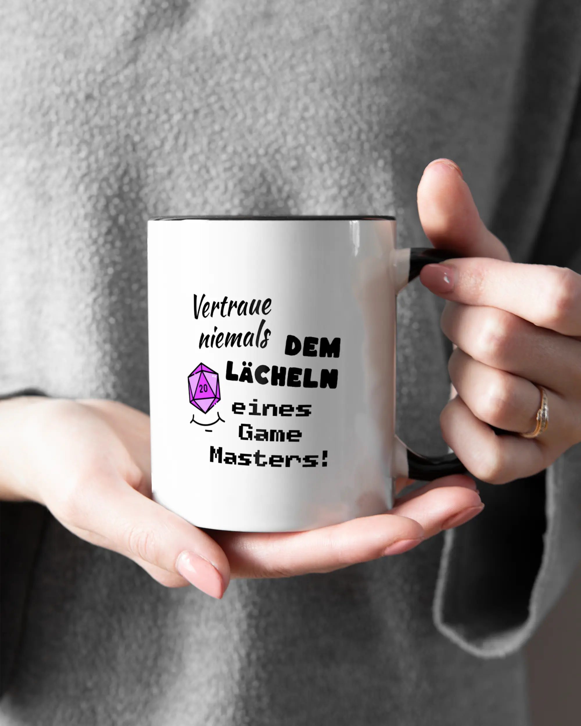 Closeup Modelshot Frau der beidseitig bedruckten Keramik Tasse von Maondo mit dem Design Game Master in der Farbe Schwarz-Weiß