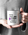 Closeup Modelshot Frau der beidseitig bedruckten Keramik Tasse von Maondo mit dem Design Game Master in der Farbe Schwarz-Weiß