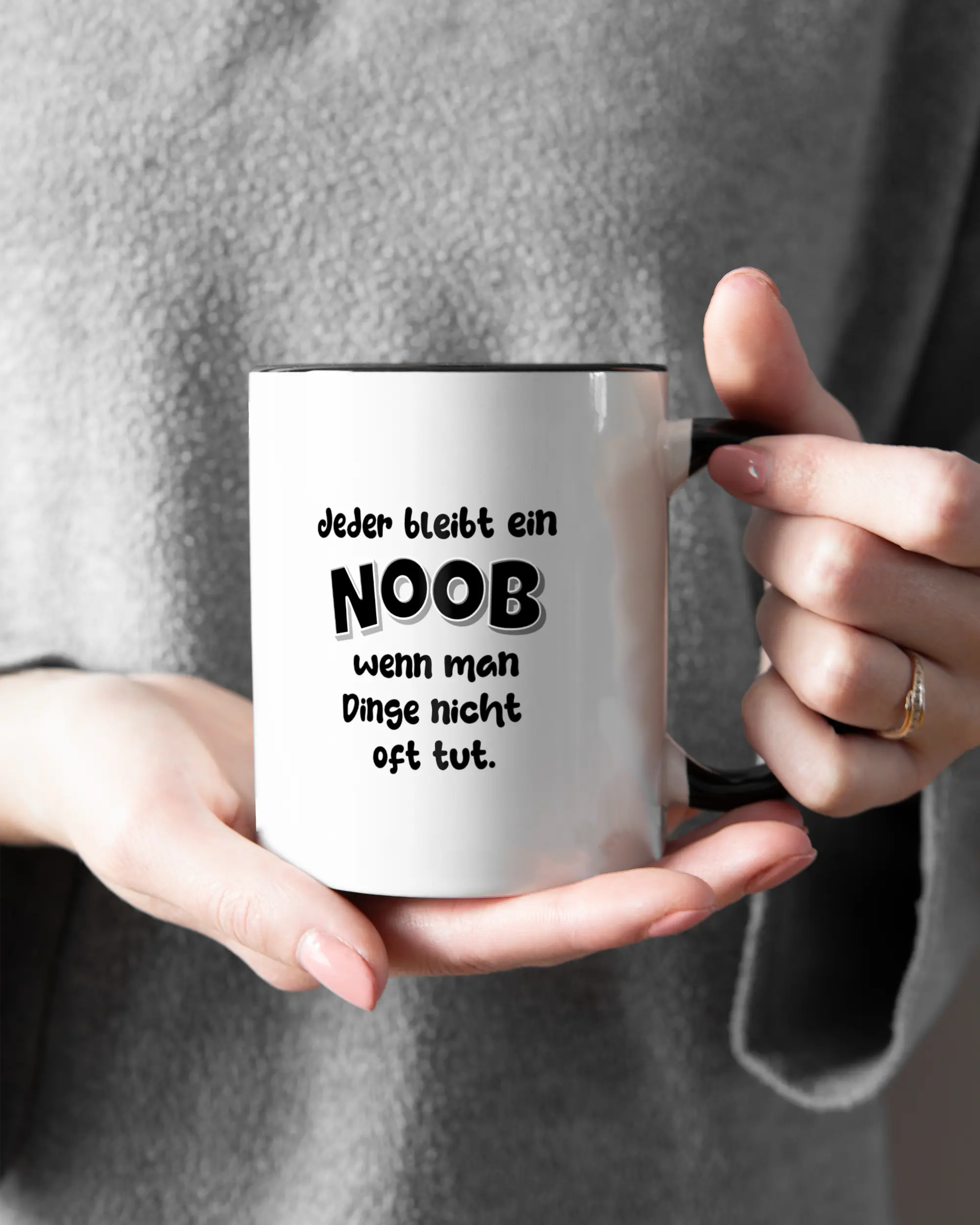 Closeup Modelshot Frau der beidseitig bedruckten Keramik Tasse von Maondo mit dem Design Noob Upgrade in der Farbe Schwarz-Weiß