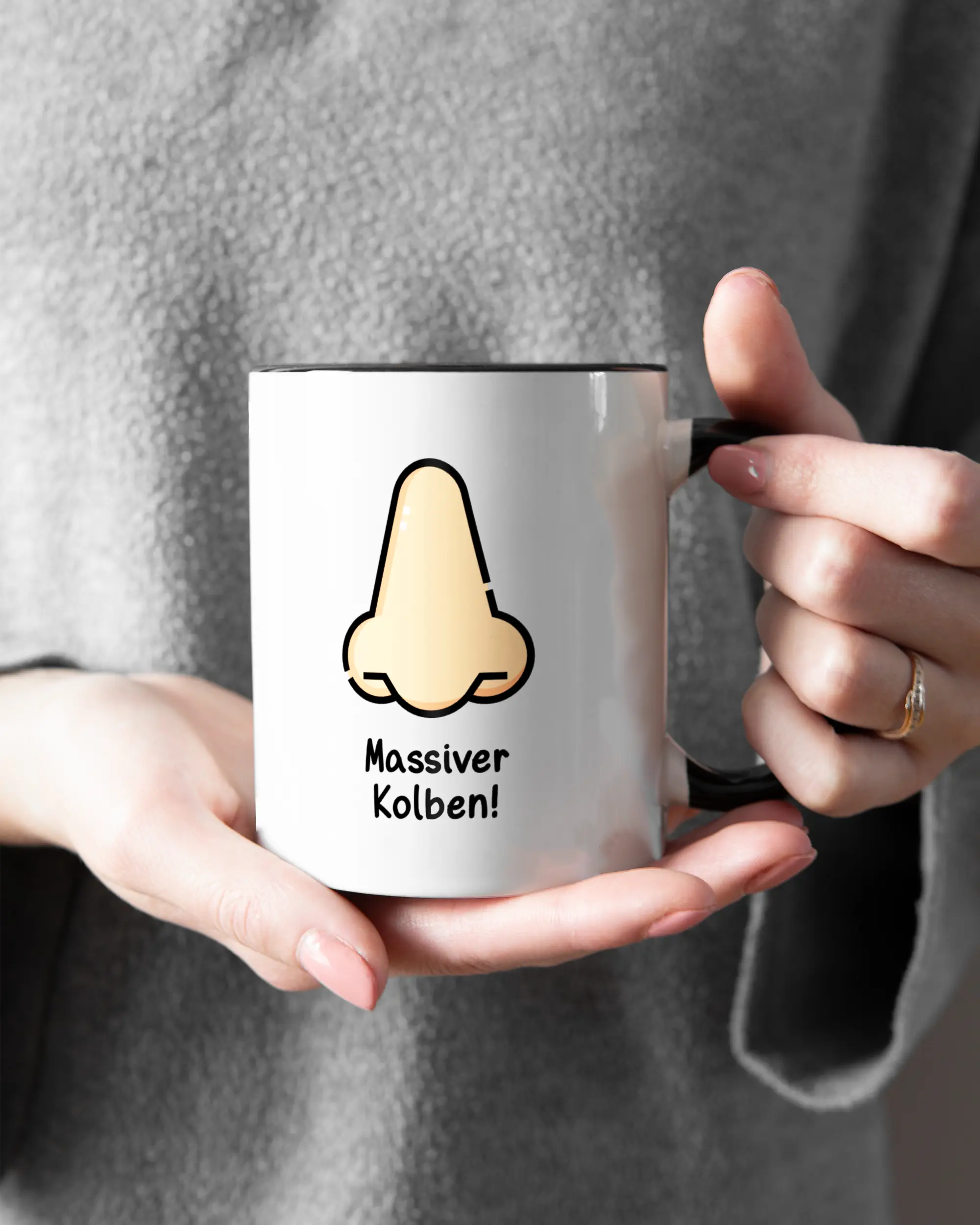 Closeup Modelshot Frau der beidseitig bedruckten Keramik Tasse von Maondo mit dem Design Massiver Kolben in der Farbe Schwarz-Weiß