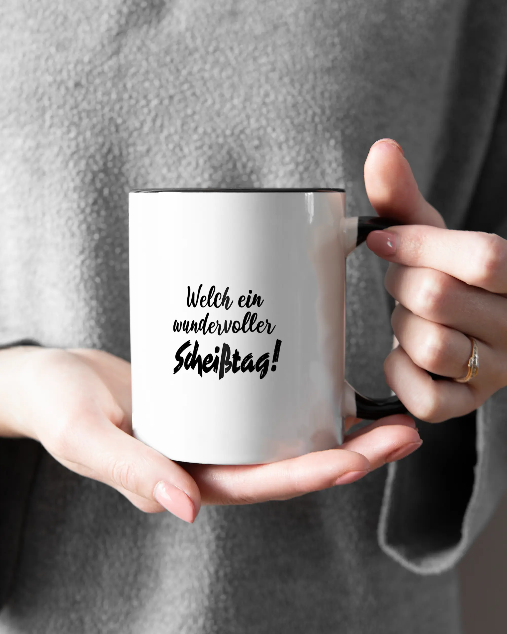 Closeup Modelshot Frau der beidseitig bedruckten Keramik Tasse von Maondo mit dem Design Wundervoller Scheißtag in der Farbe Schwarz-Weiß