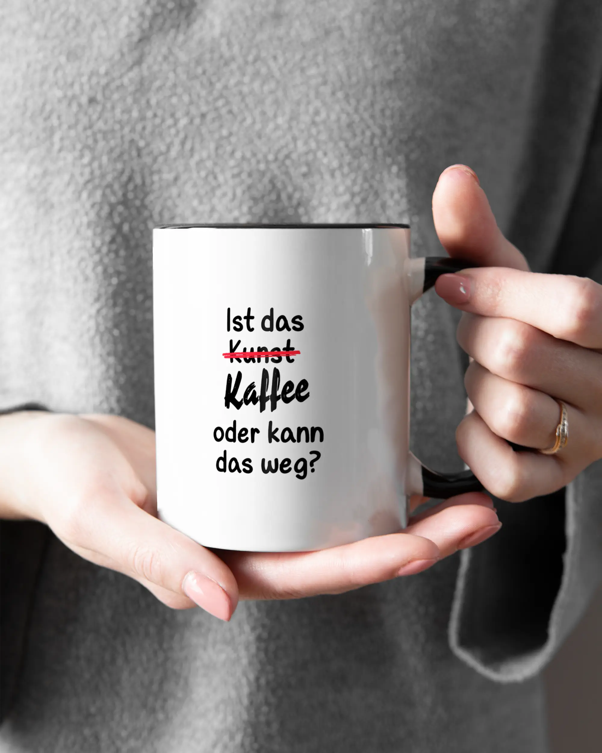 Closeup Modelshot Frau der beidseitig bedruckten Keramik Tasse von Maondo mit dem Design Kaffeekunst in der Farbe Schwarz-Weiß