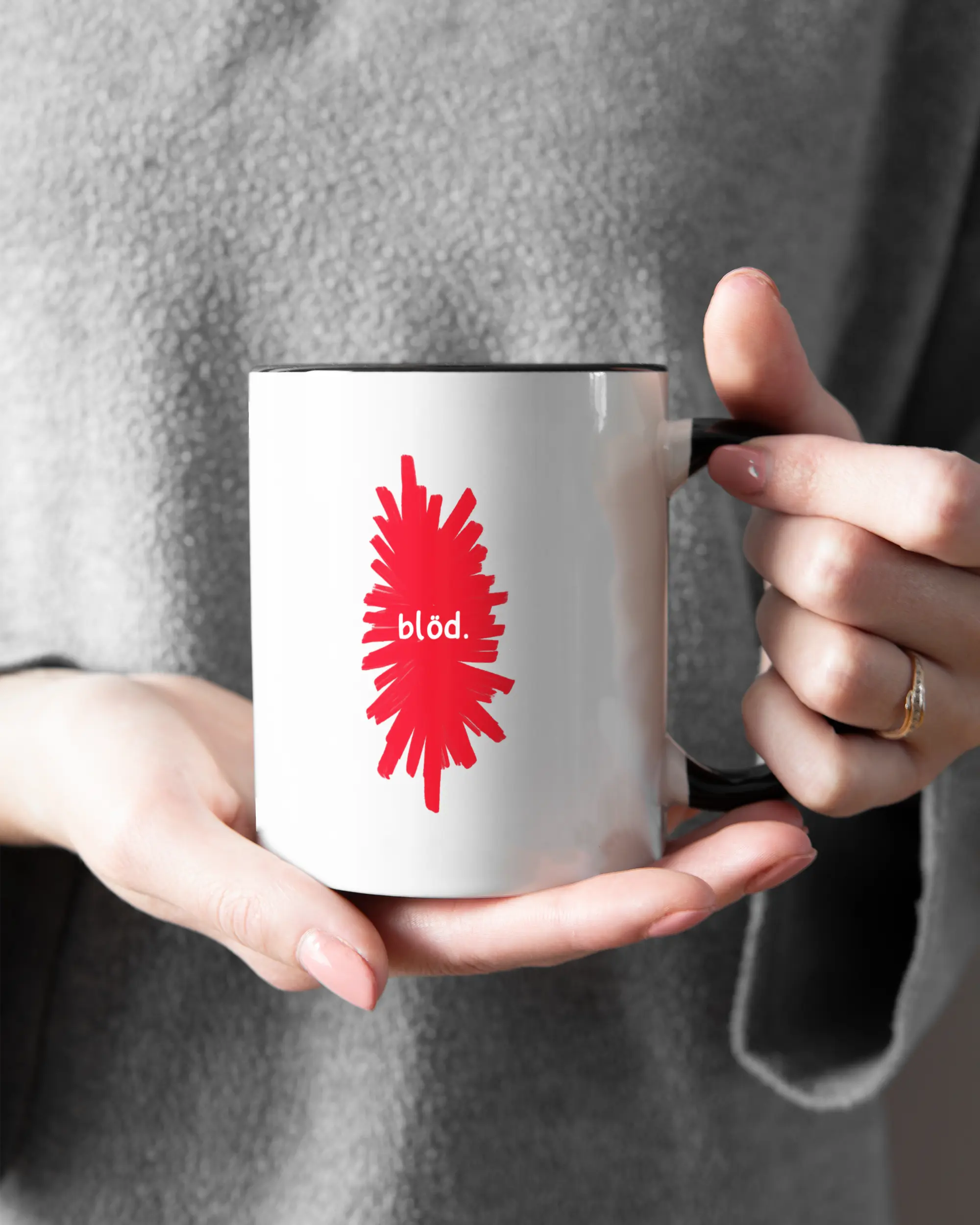 Closeup Modelshot Frau der beidseitig bedruckten Keramik Tasse von Maondo mit dem Design Blöd in der Farbe Schwarz-Weiß