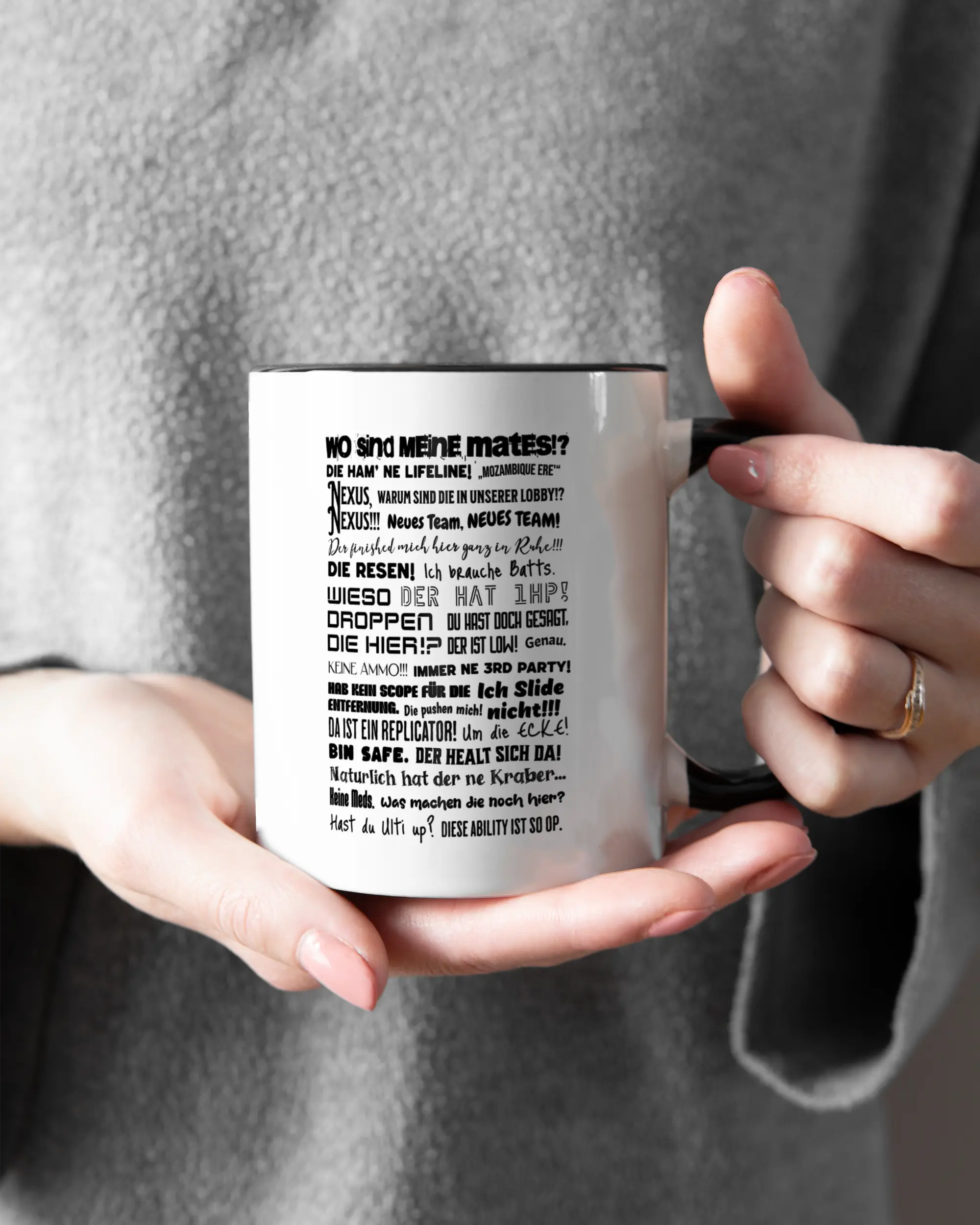 Closeup Modelshot Frau der beidseitig bedruckten Keramik Tasse von Maondo mit dem Design Apex Storytime in der Farbe Schwarz-Weiß