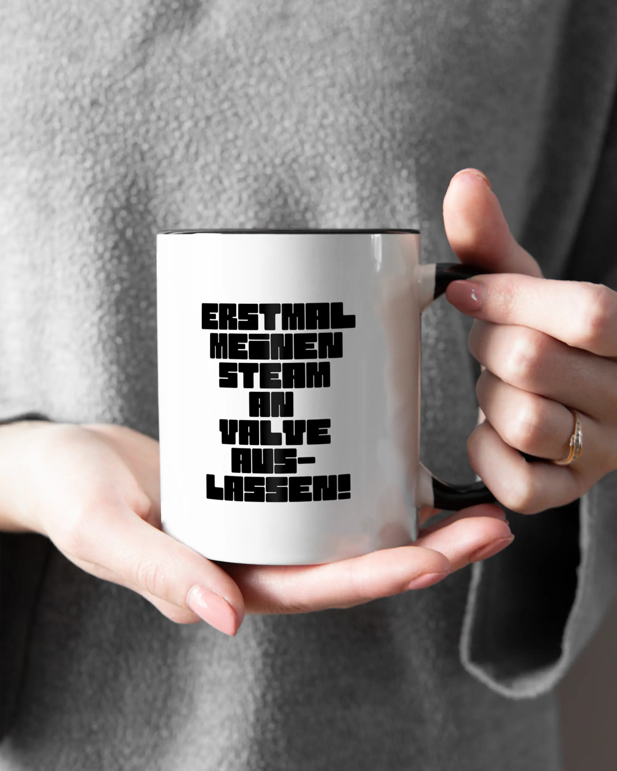 Closeup Modelshot Frau der beidseitig bedruckten Keramik Tasse von Maondo mit dem Design Lass es raus in der Farbe Schwarz-Weiß