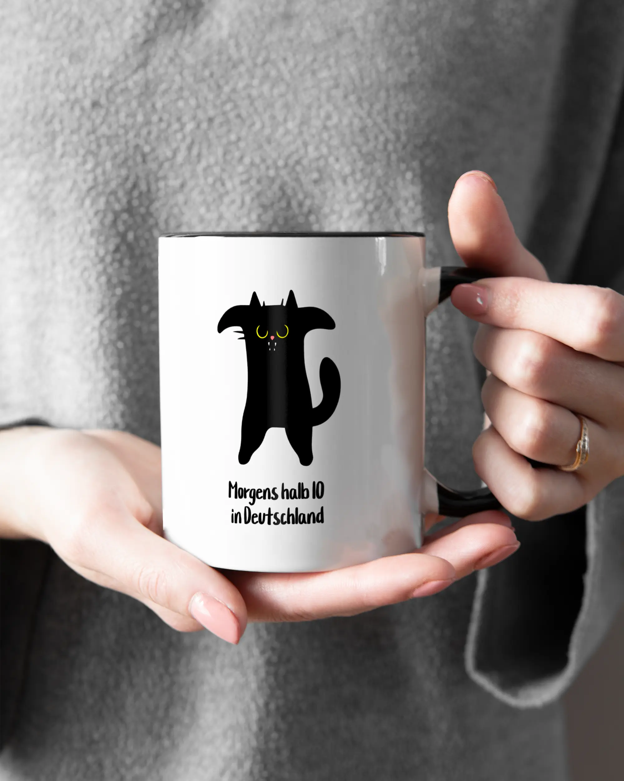 Closeup Modelshot Frau der beidseitig bedruckten Keramik Tasse von Maondo mit dem Design Guten Morgen in der Farbe Schwarz-Weiß
