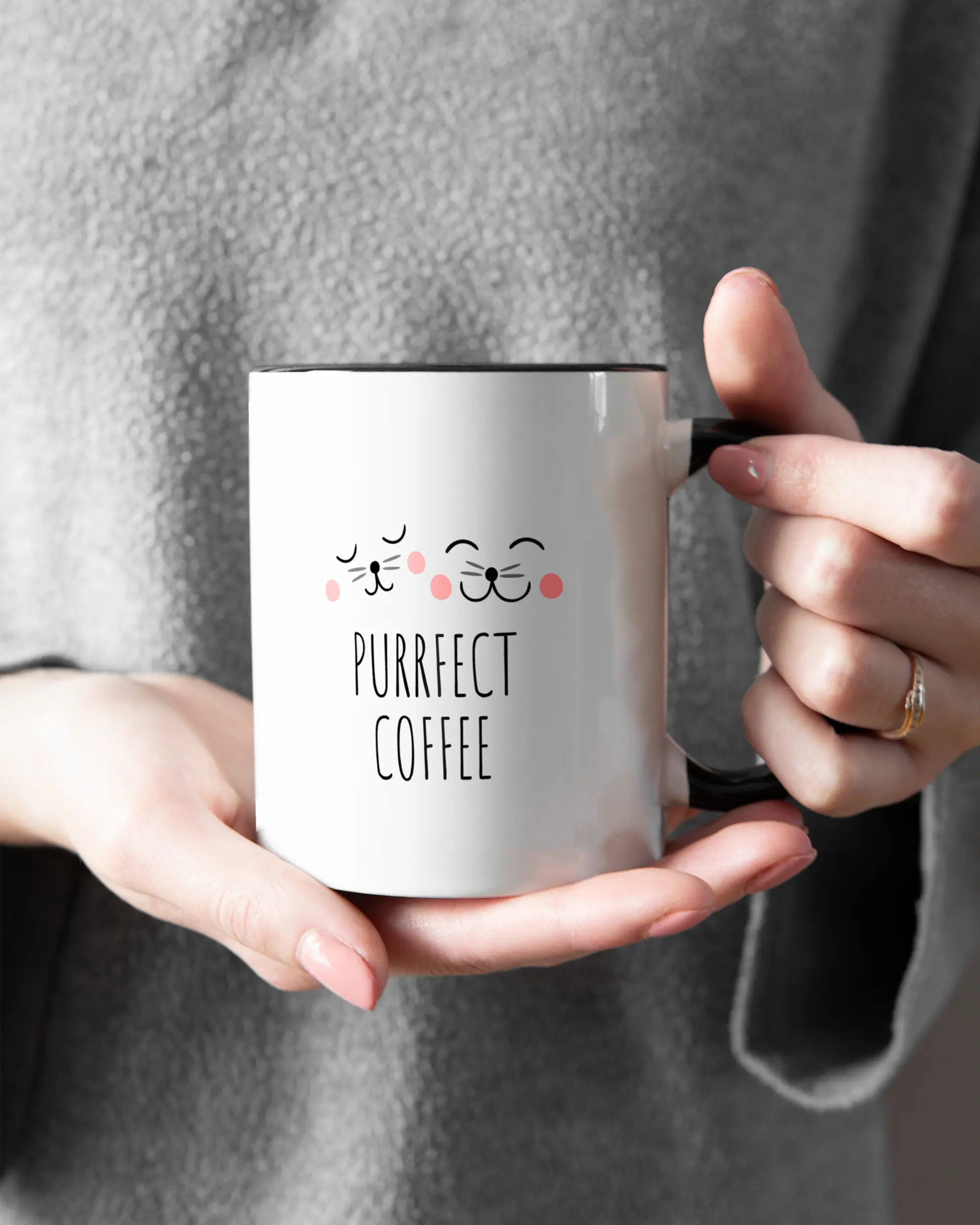 Closeup Modelshot Frau der beidseitig bedruckten Keramik Tasse von Maondo mit dem Design Purrfect Coffee in der Farbe Schwarz-Weiß